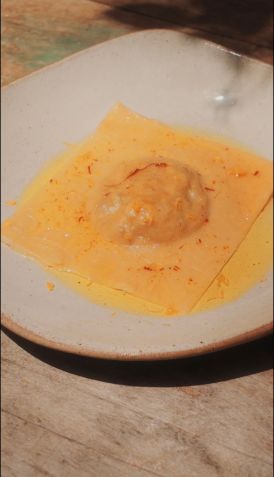 Grande ravióli de abóbora com especiarias, cebola caramelizada e azeite de açafrão da Pastamood • Divulgação