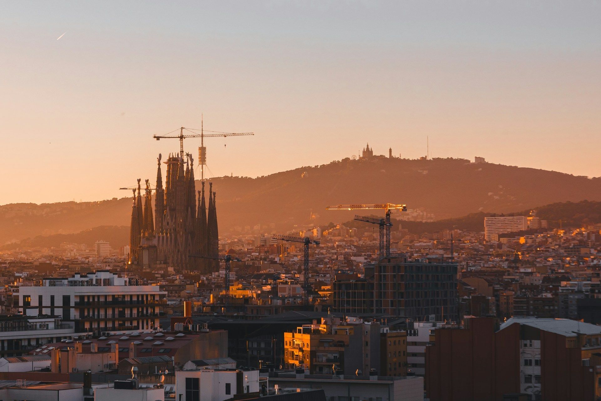 Junto de outras criações de Gaudí, a fachada e a cripta da Sagrada Família são reconhecidas como Patrimônio da Humanidade • Boris Hadjur/Unsplash