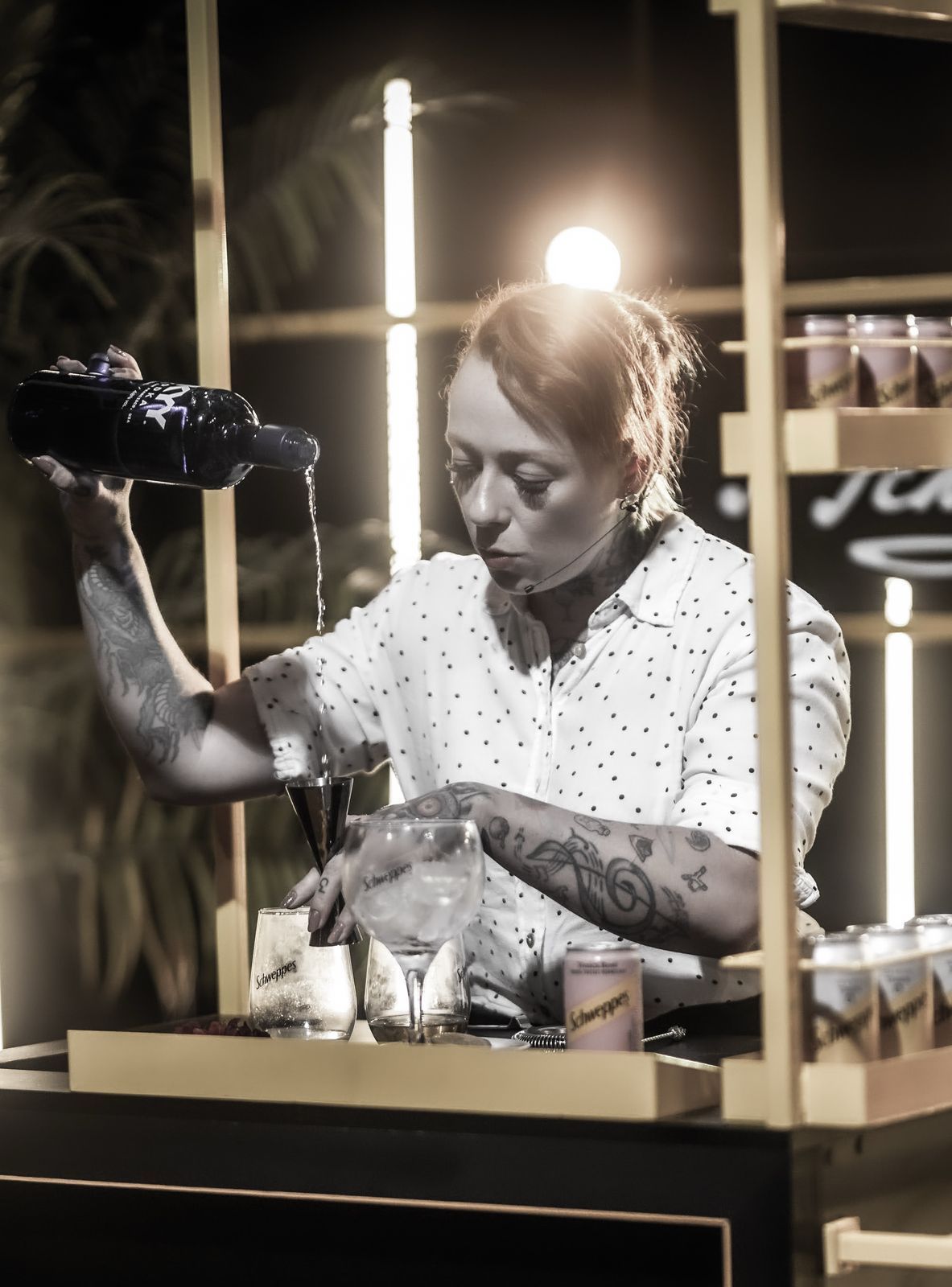 Stephanie Marinkovic está por trás do balcão do Fifty Fifty, em SP • Divulgação