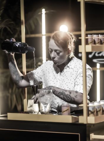 Stephanie Marinkovic está por trás do balcão do Fifty Fifty, em SP • Divulgação