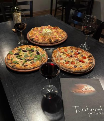 Destaque para a pizza de Linguiça Blumenau da Tarthurel • Instagram/Tarthurel