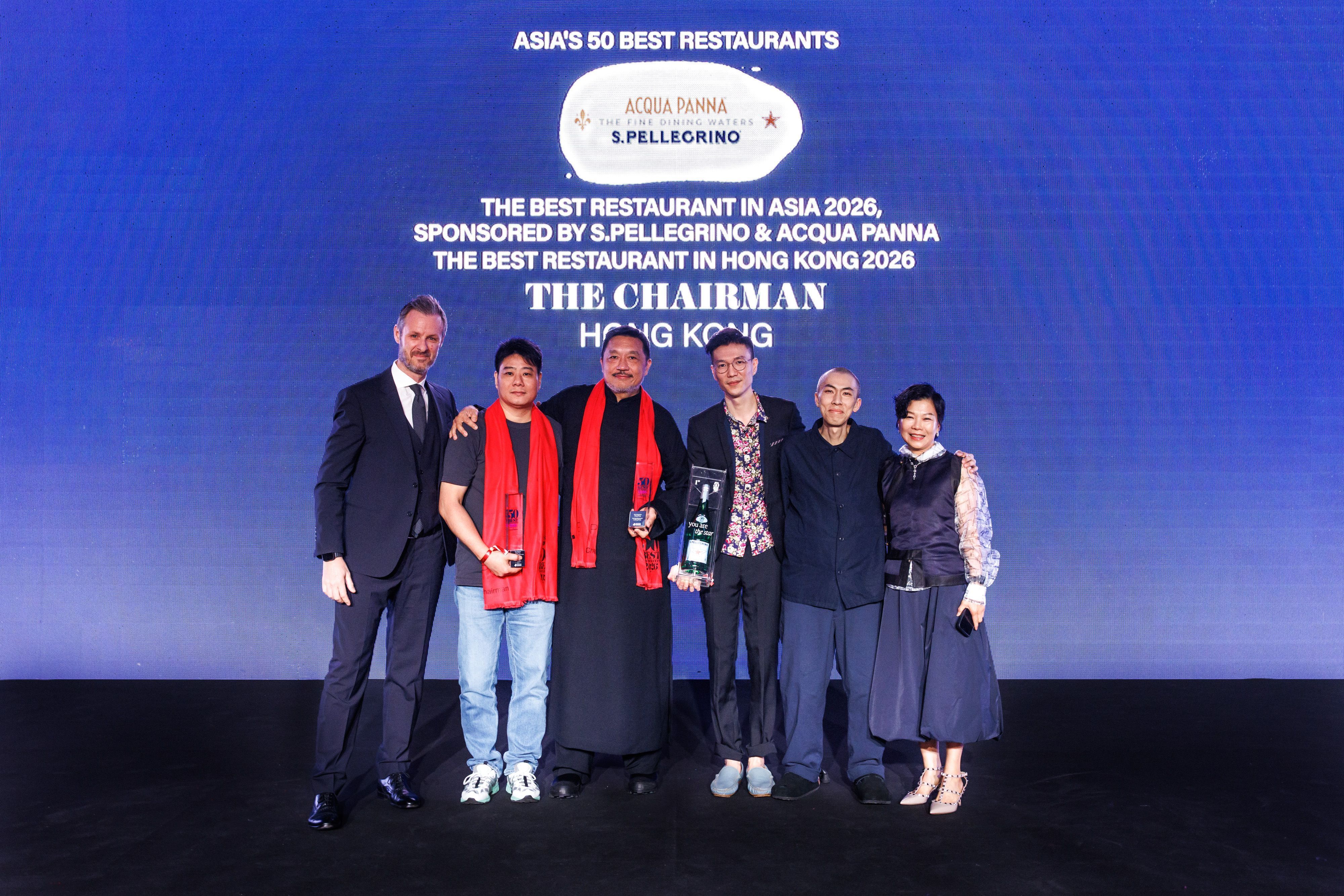 Equipe do restaurante The Chairman, eleito o melhor da Ásia em 2026, no palco do Asia's 50 Best Restaurants