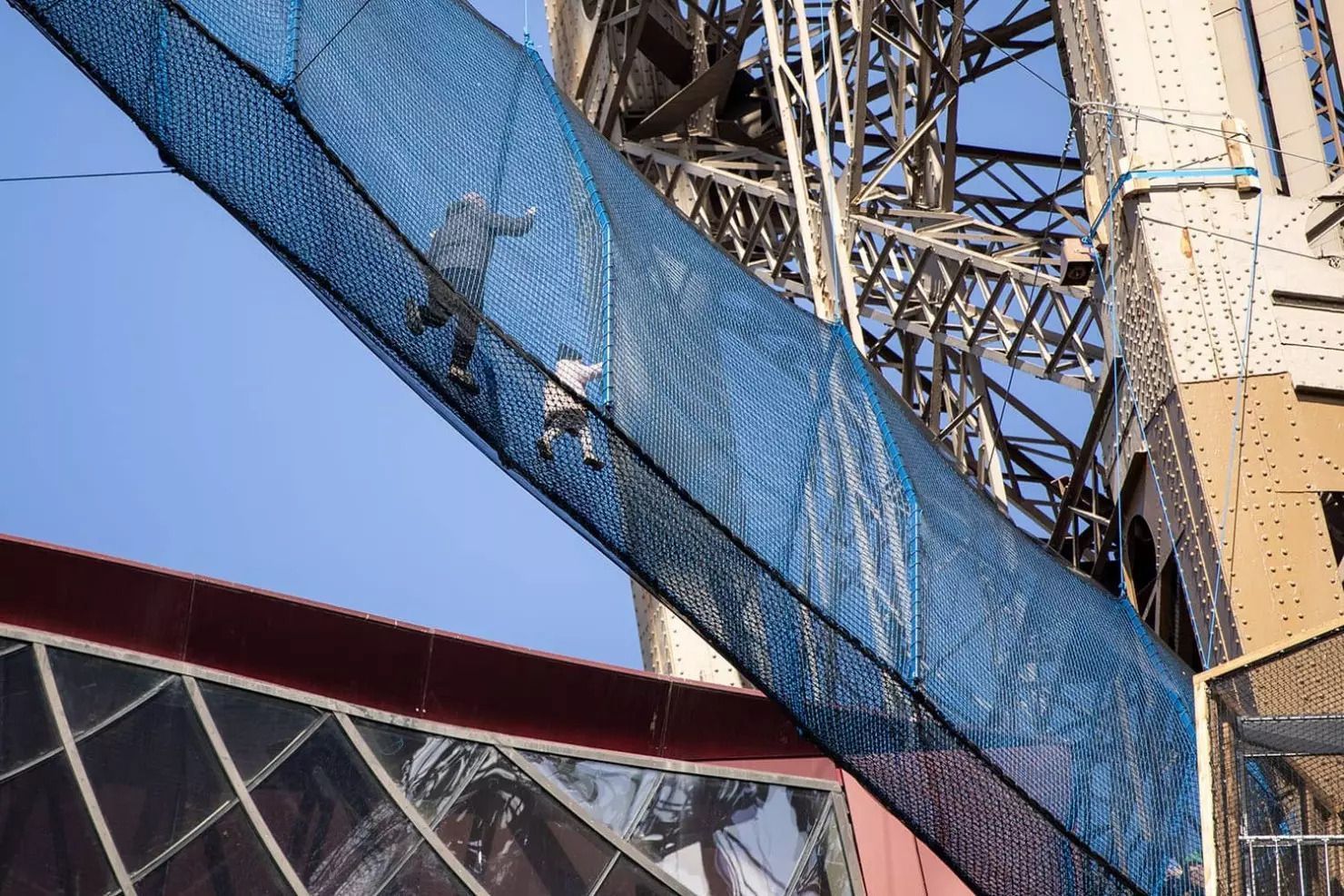 Ponte suspensa na Torre Eiffel, na França
