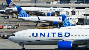 Aérea dos EUA pode retirar passageiro sem fone do voo; entenda regra