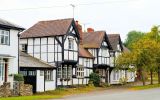 Casas em preto e branco em Weobley, vilarejo em Herefordshire que foi usado no lugar de Stratford-upon-Avon