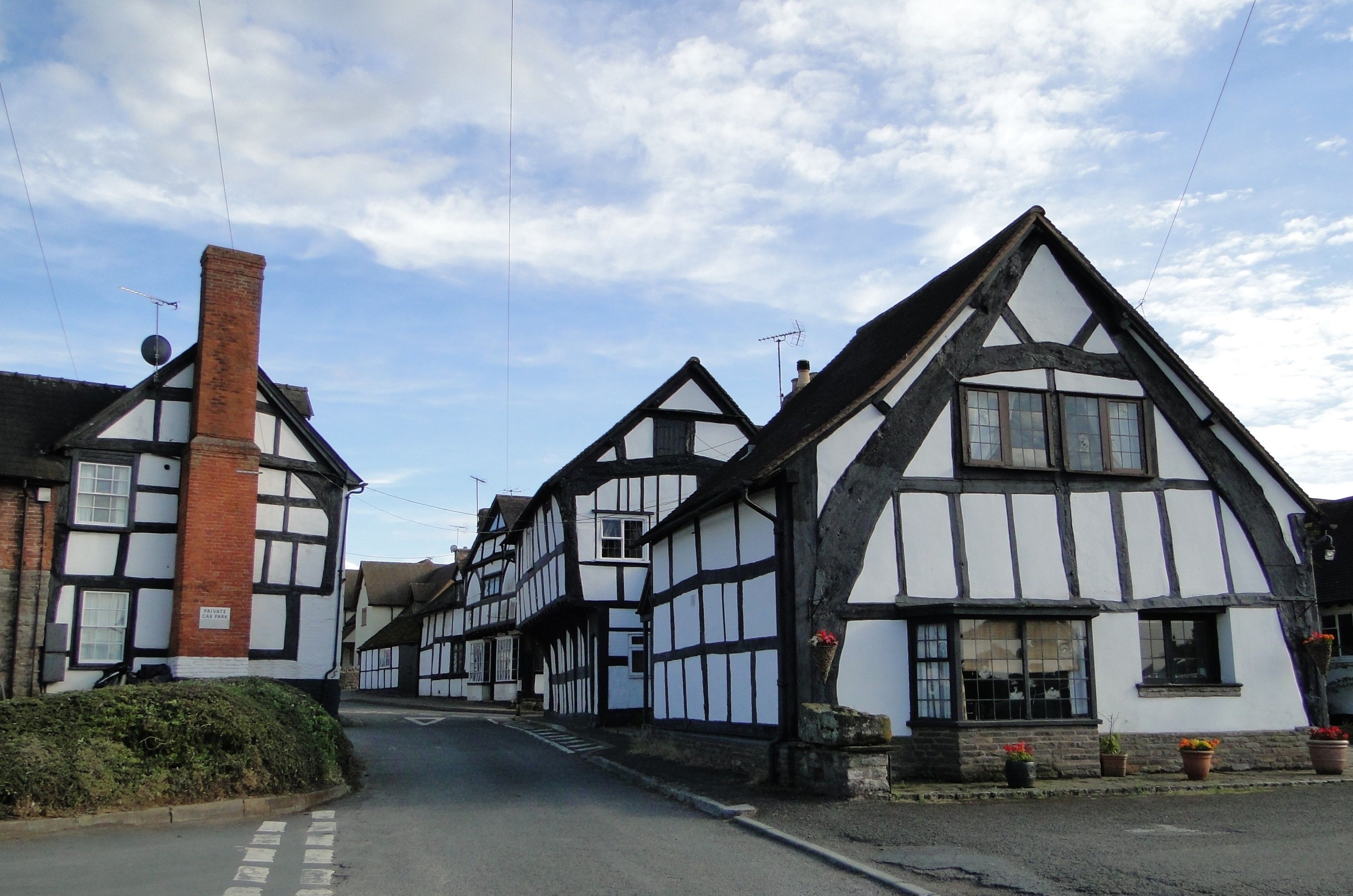 Construções históricas em Weobley, vilarejo usado nas filmagens de "Hamnet" • Philip Pankhurst/Red Lion, Weobley/CC BY-SA 2.0