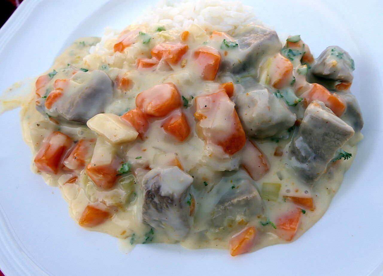Com carne tenra em um molho cremoso, este é um prato essencial para os cozinheiros franceses • Dr. Bernd Gross/Wikimedia Commons/CC BY-SA 3.0