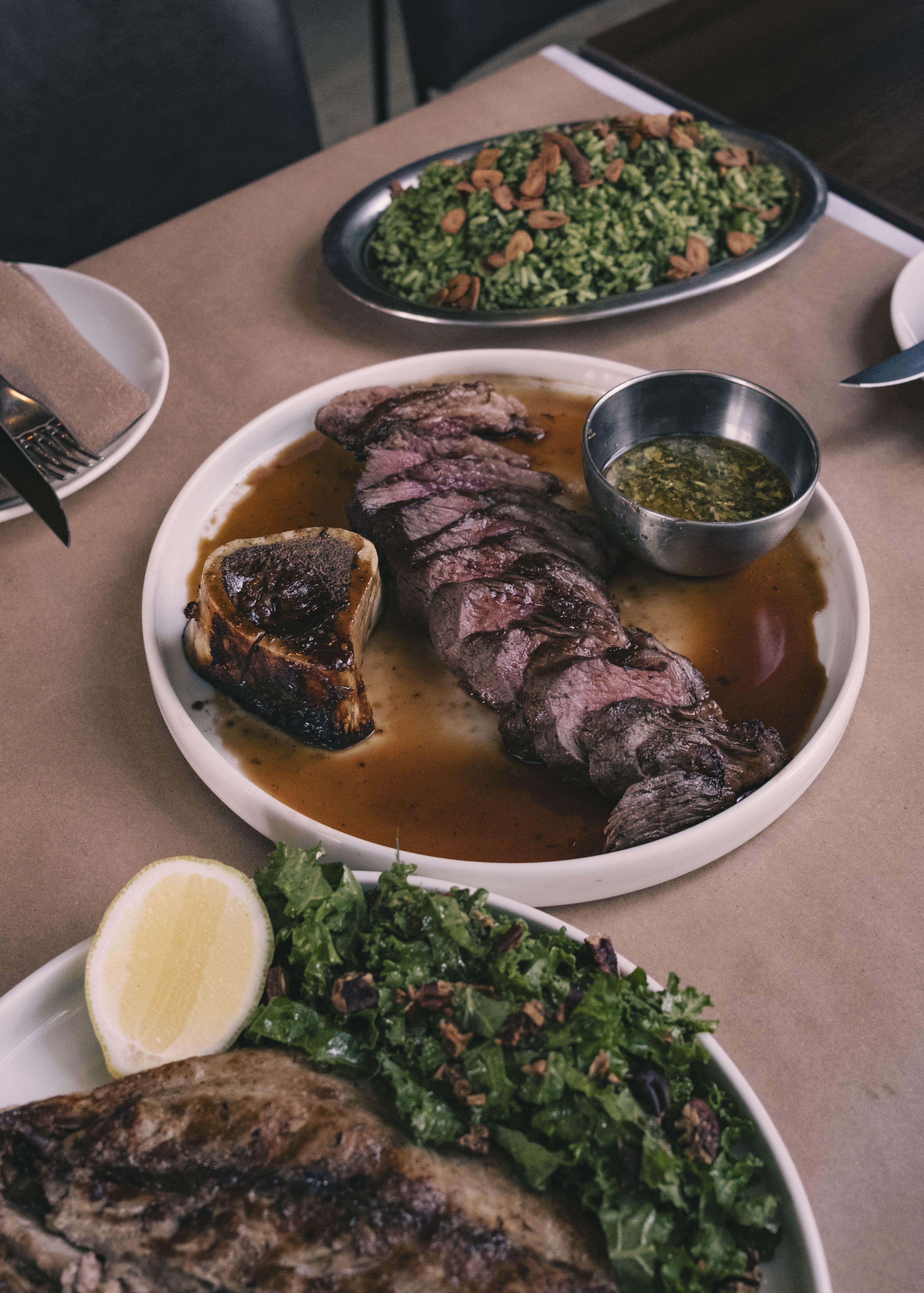 Atlântico 212 passa a ter a brasa como protagonista e amplia o cardápio com carnes, peixes e frutos do mar • Victor Collor