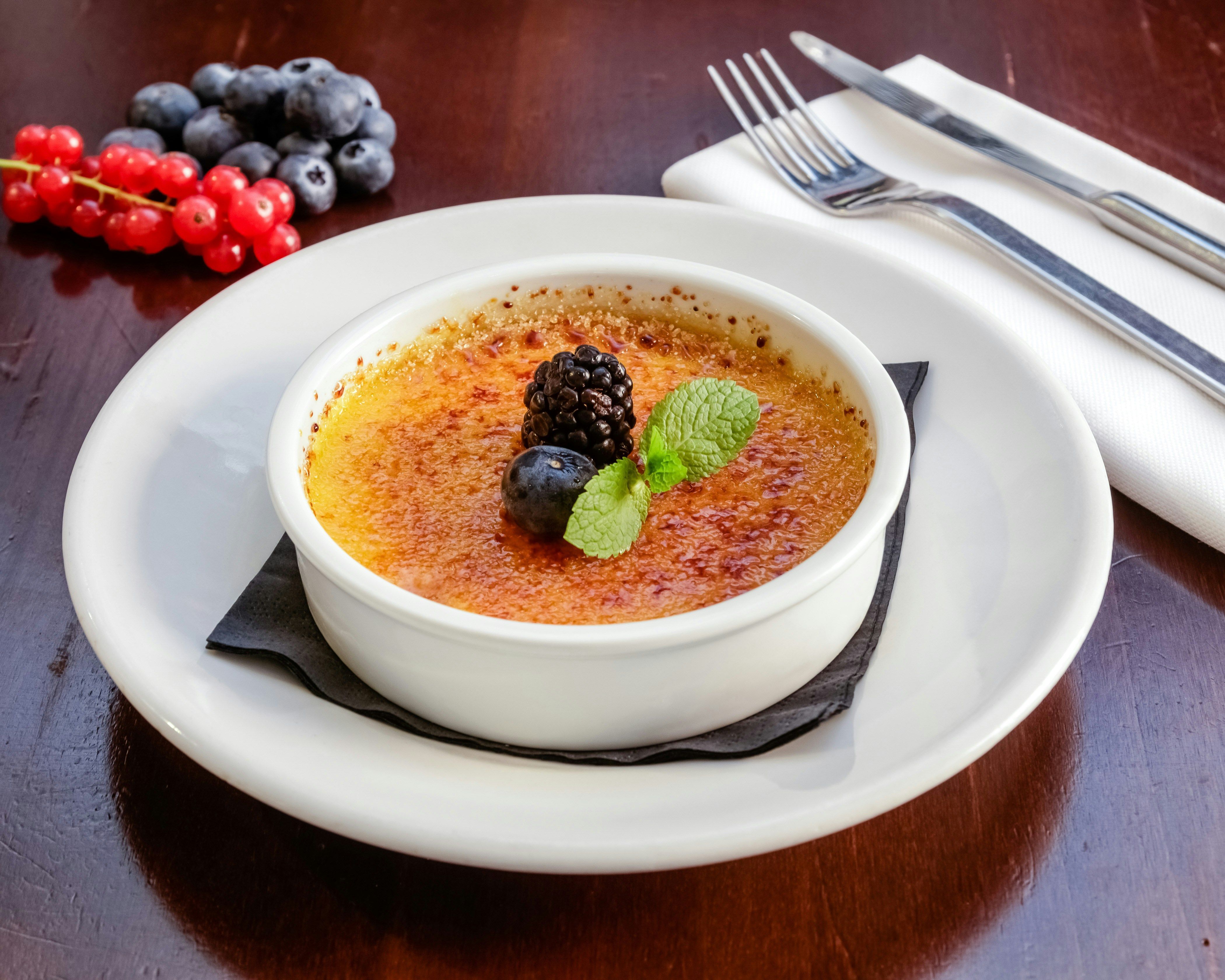 É necessário maçaricar a sobremesa para fazer o crème brûlée • Unsplash