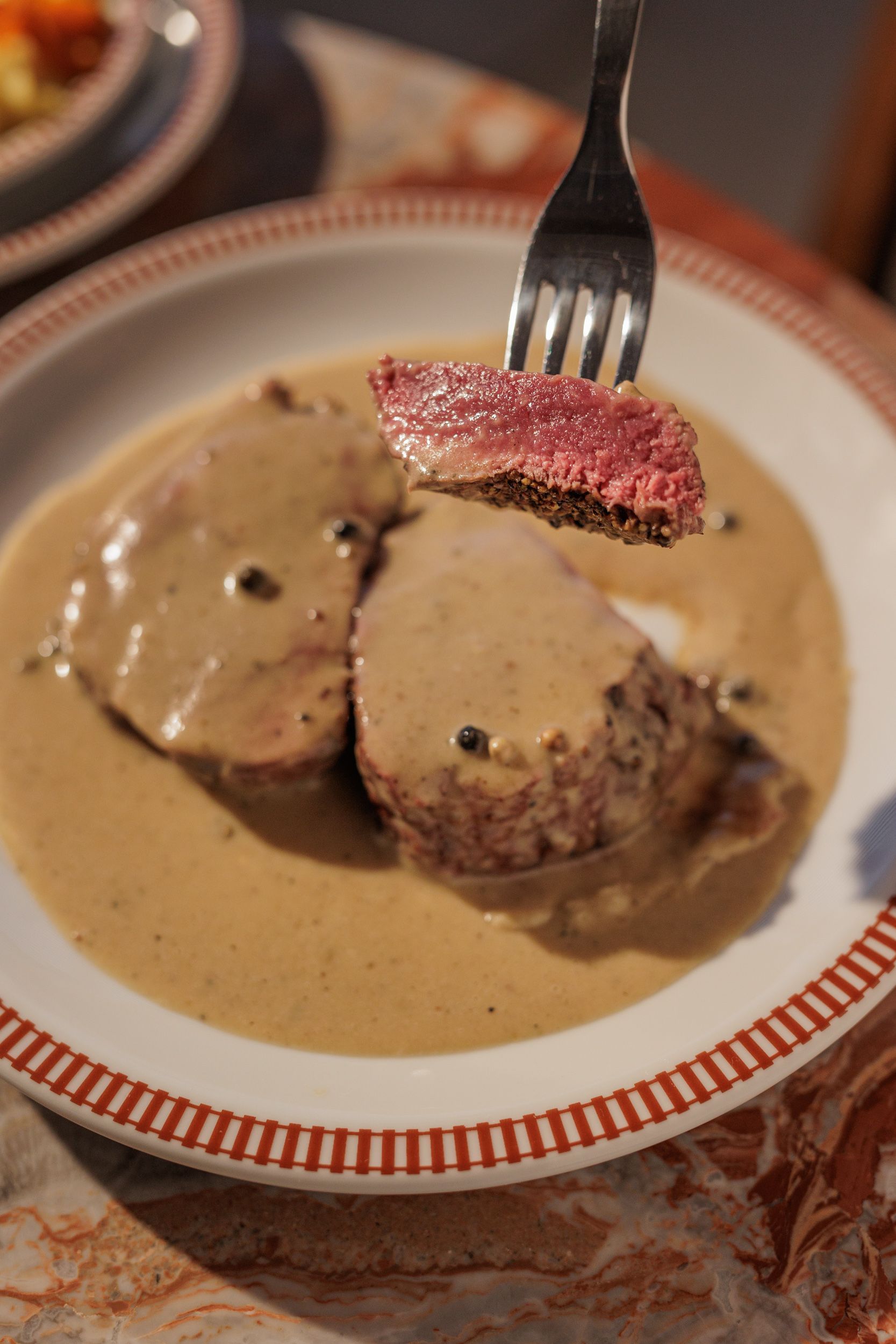 Filé mignon servido com molho cremoso de pimenta-do-reino • Rodrigo Ruiz Ciancia