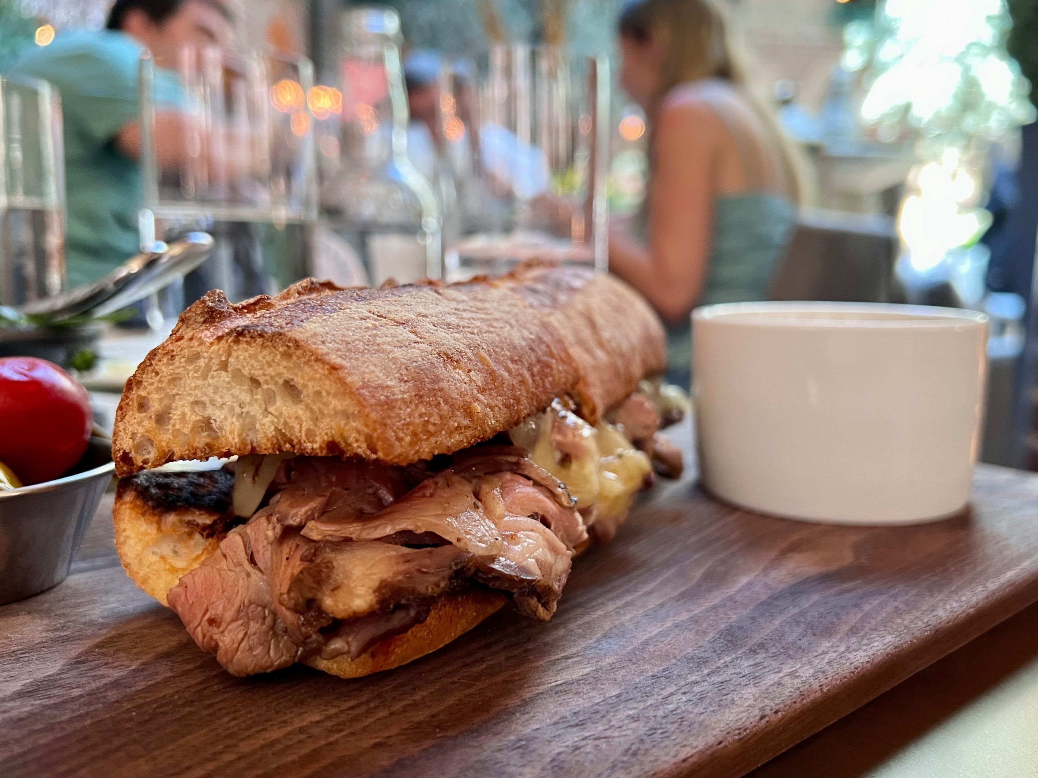 French Dip é mergulhado no molho da carne • Unsplash
