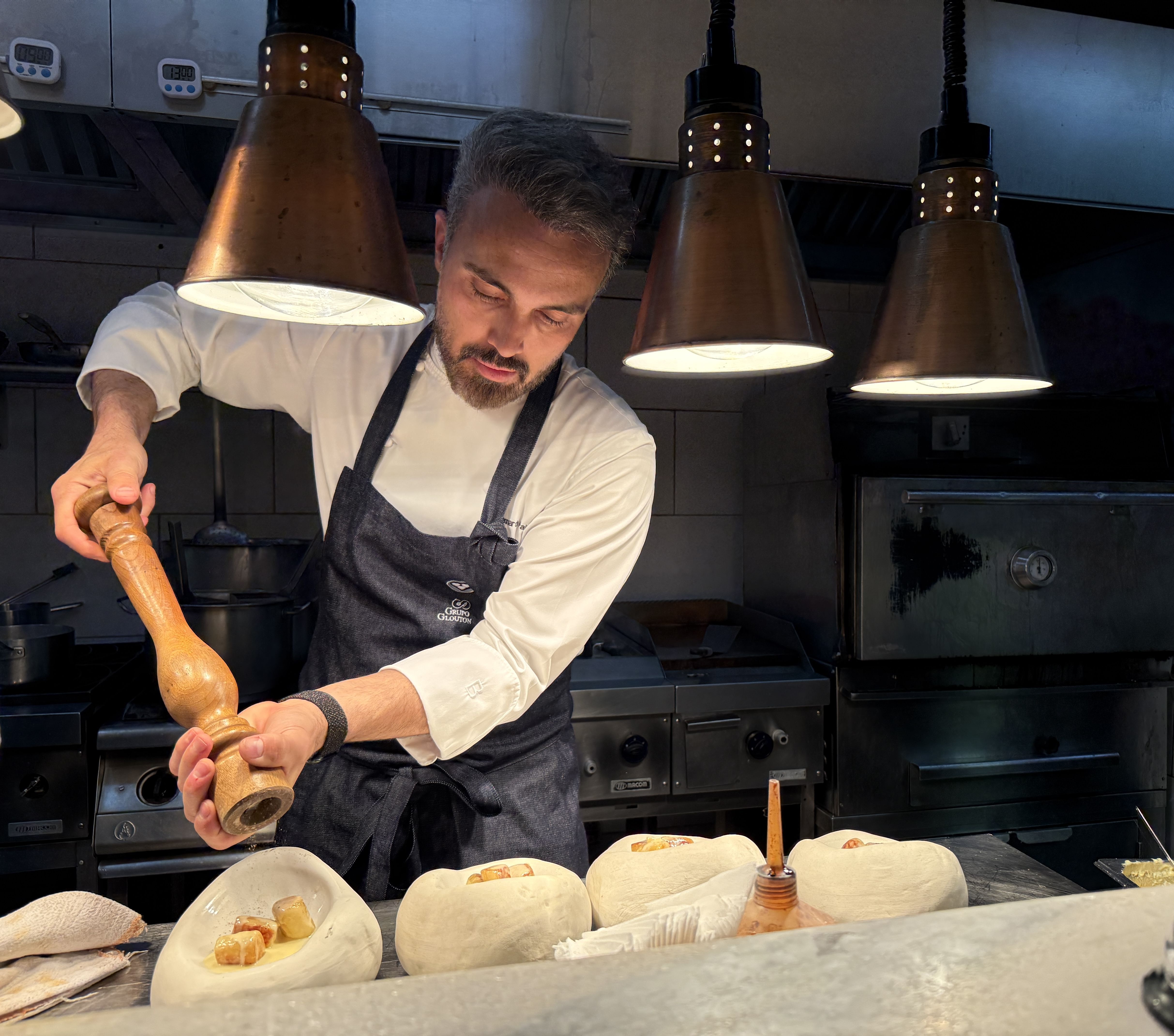 Leo Paixão na cozinha do Ninita, restaurante que leva o nome de sua bisavó e oferece gastronomia italo-mineira