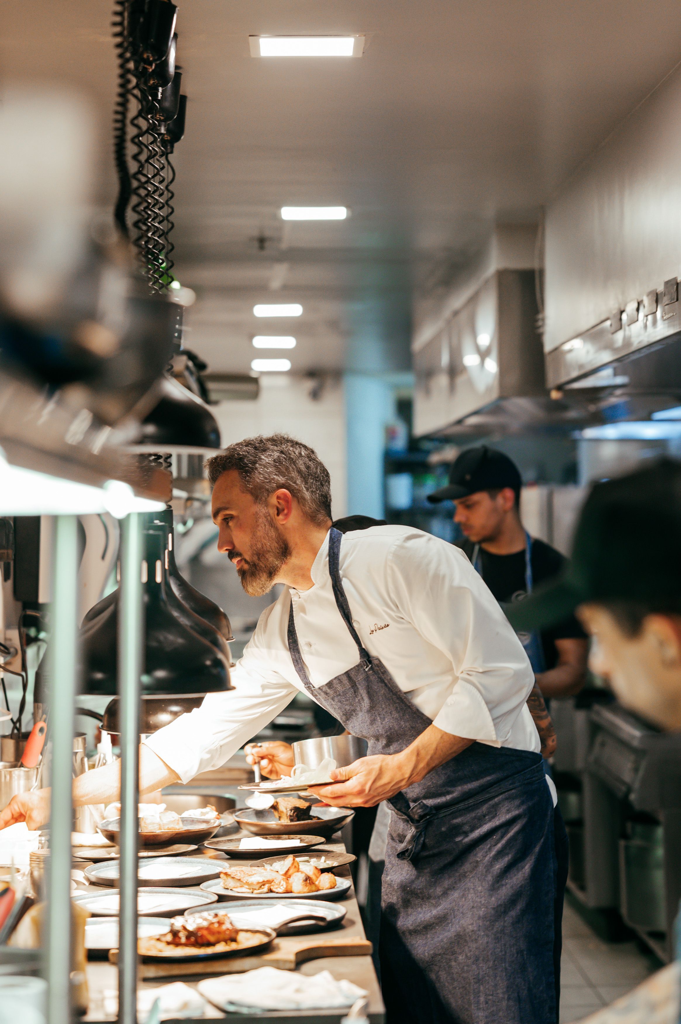 Chef Leo Paixão em ação no seu premiado restaurante Glouton • Divulgação