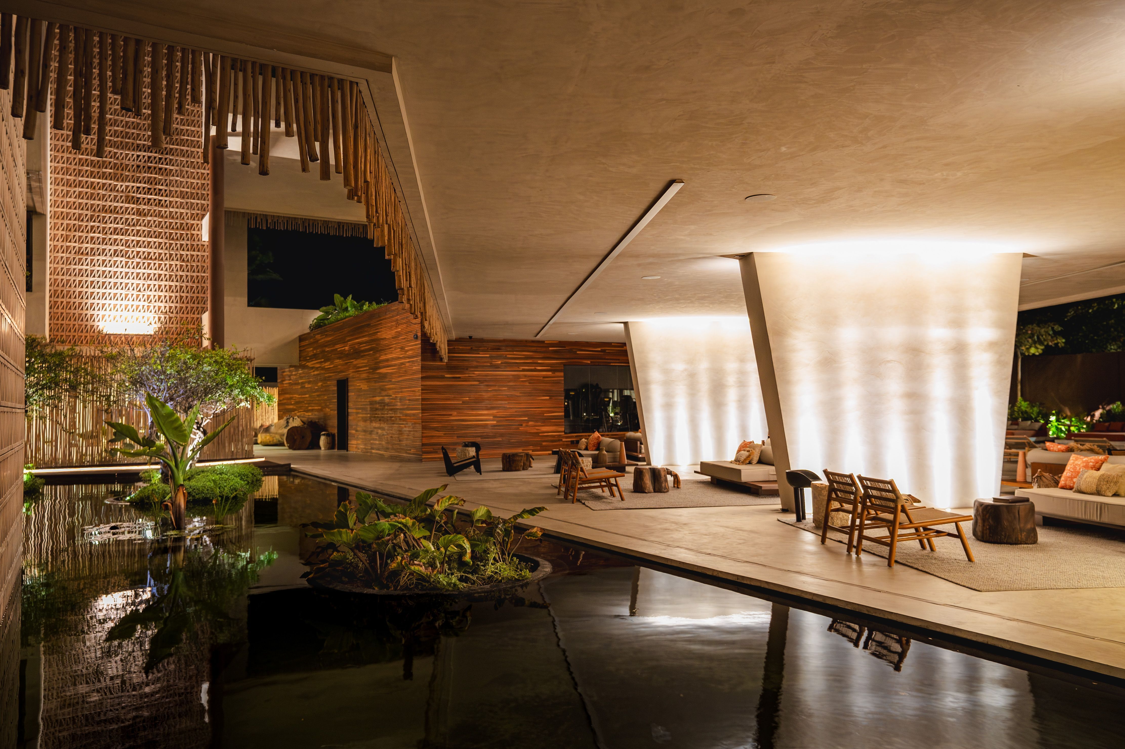 A arquitetura leva a assinatura de Guilherme Torres, com ambientes pensados para integrar conforto, estética contemporânea e paisagem natural • Denilson Machado