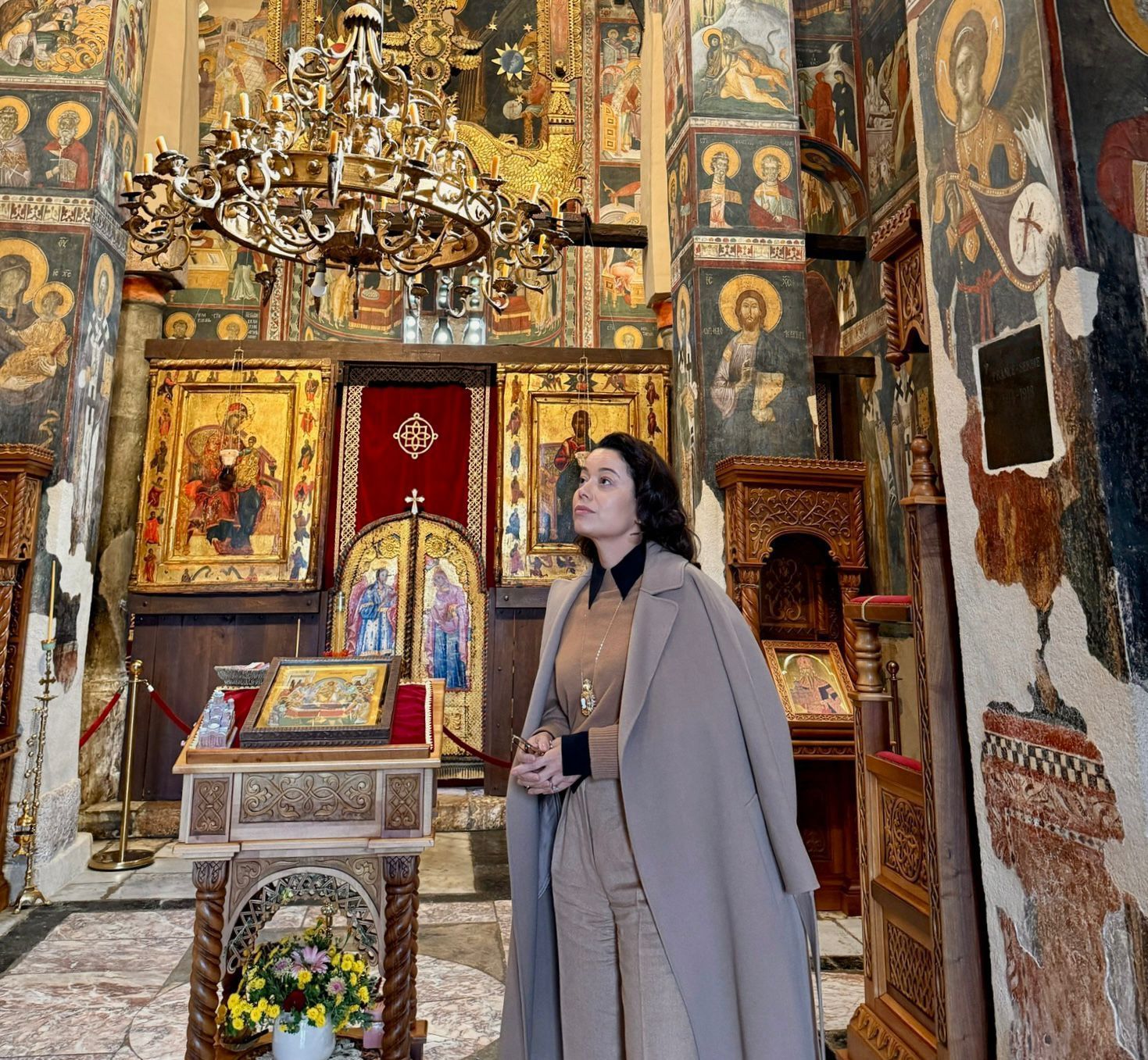 Daniela Filomeno no interior do Mosteiro de Gračanica, reconhecido como Patrimônio da Humanidade pela Unesco • CNN Viagem & Gastronomia