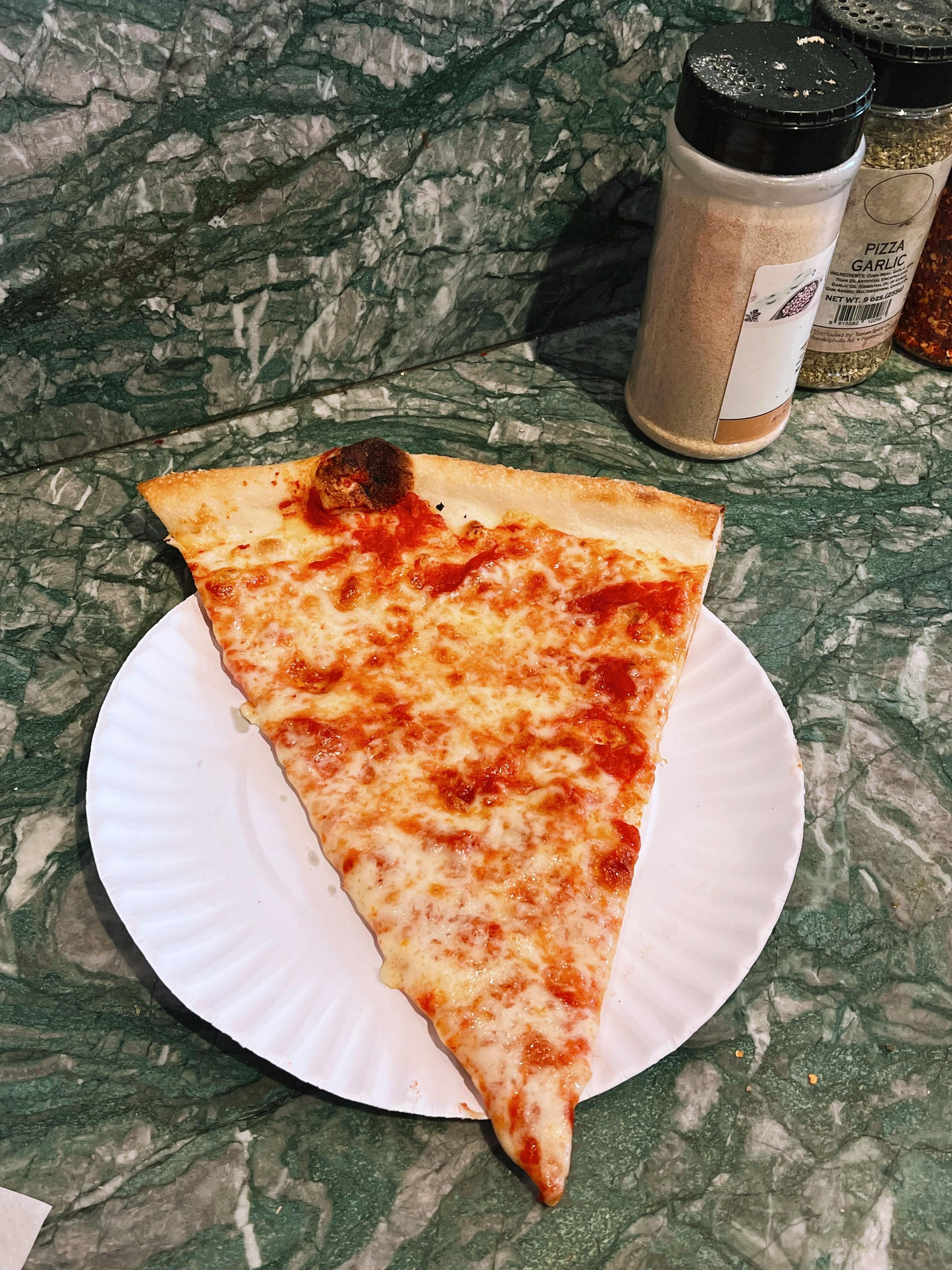 Pizza ao estilo nova-iorquino é grande e fina • Pexels