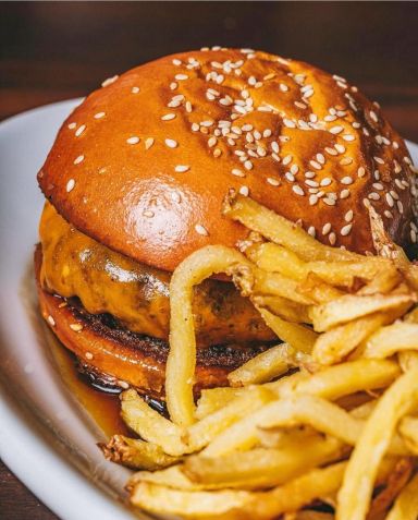 Hambúrguer Pony Line, servido no Holy Burger • Divulgação