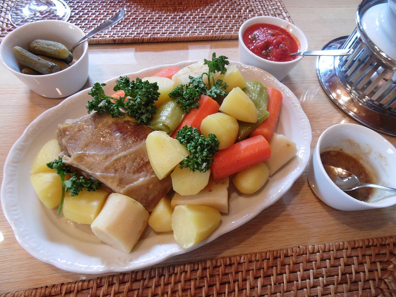 Pot-au-feu: o ensopado de carne e legumes é o prato perfeito para os dias frios • Wikimedia Commons/CC BY-SA 4.0