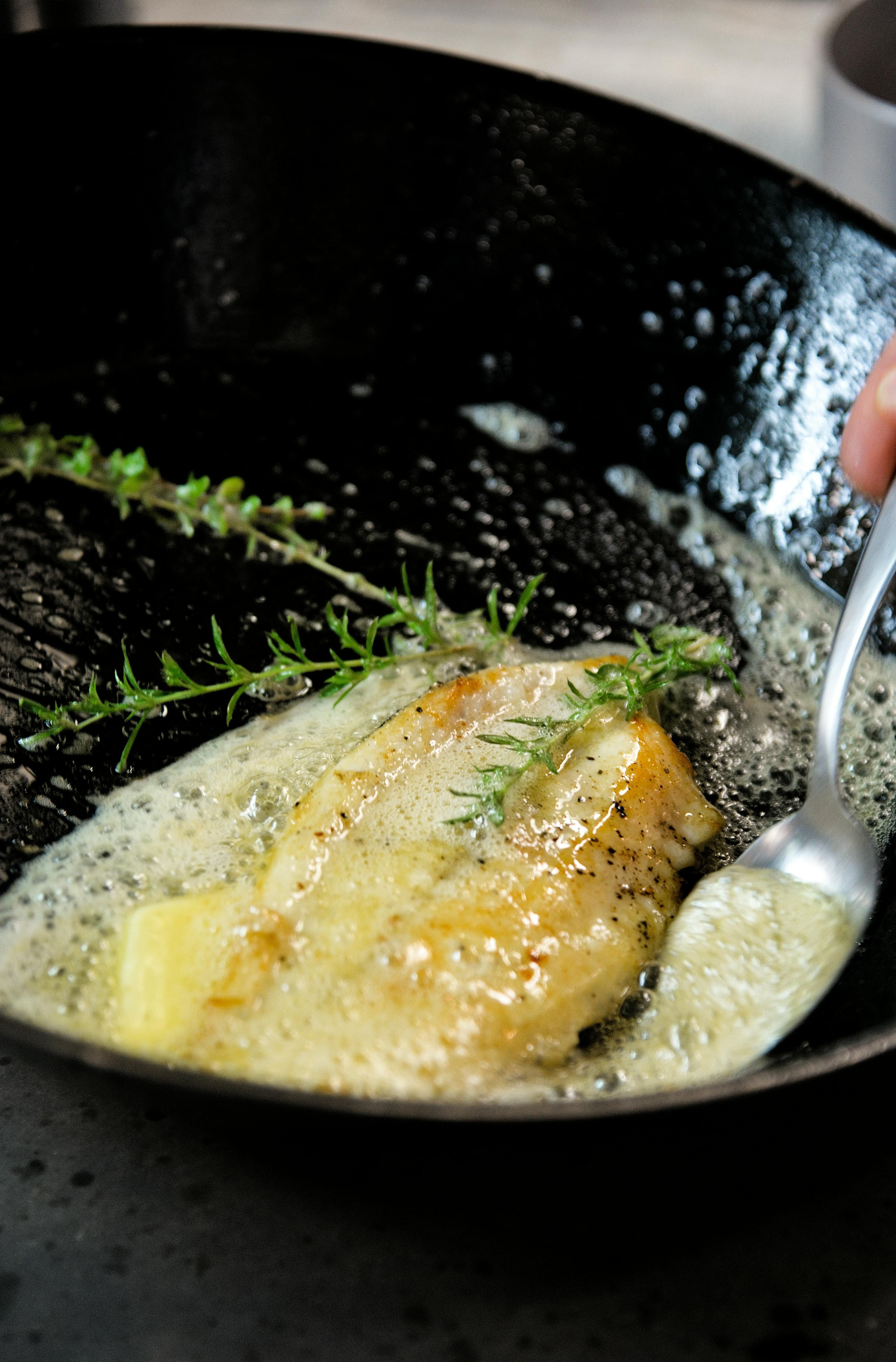 Este prato de peixe destaca um dos ingredientes mais emblemáticos da França: a manteiga • Pexels