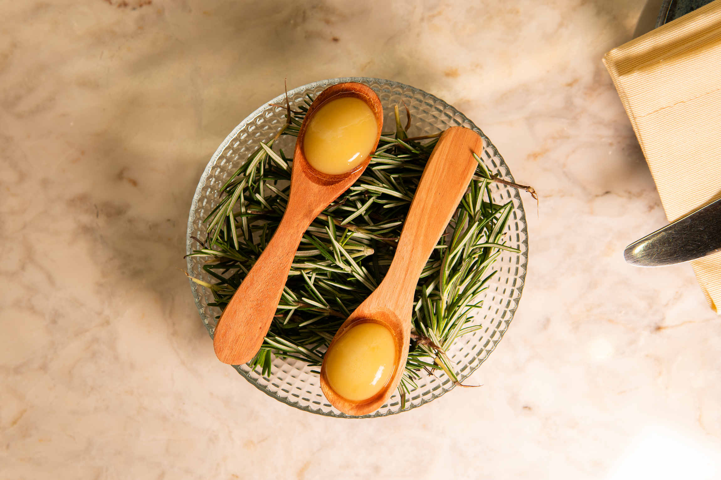 Olivas Explosivas, servidas no Parallel, uma homenagem direta a Ferran e Albert Adrià, que recria a icônica oliva esferificada do El Bulli e celebra a revolução da gastronomia molecular • Divulgação