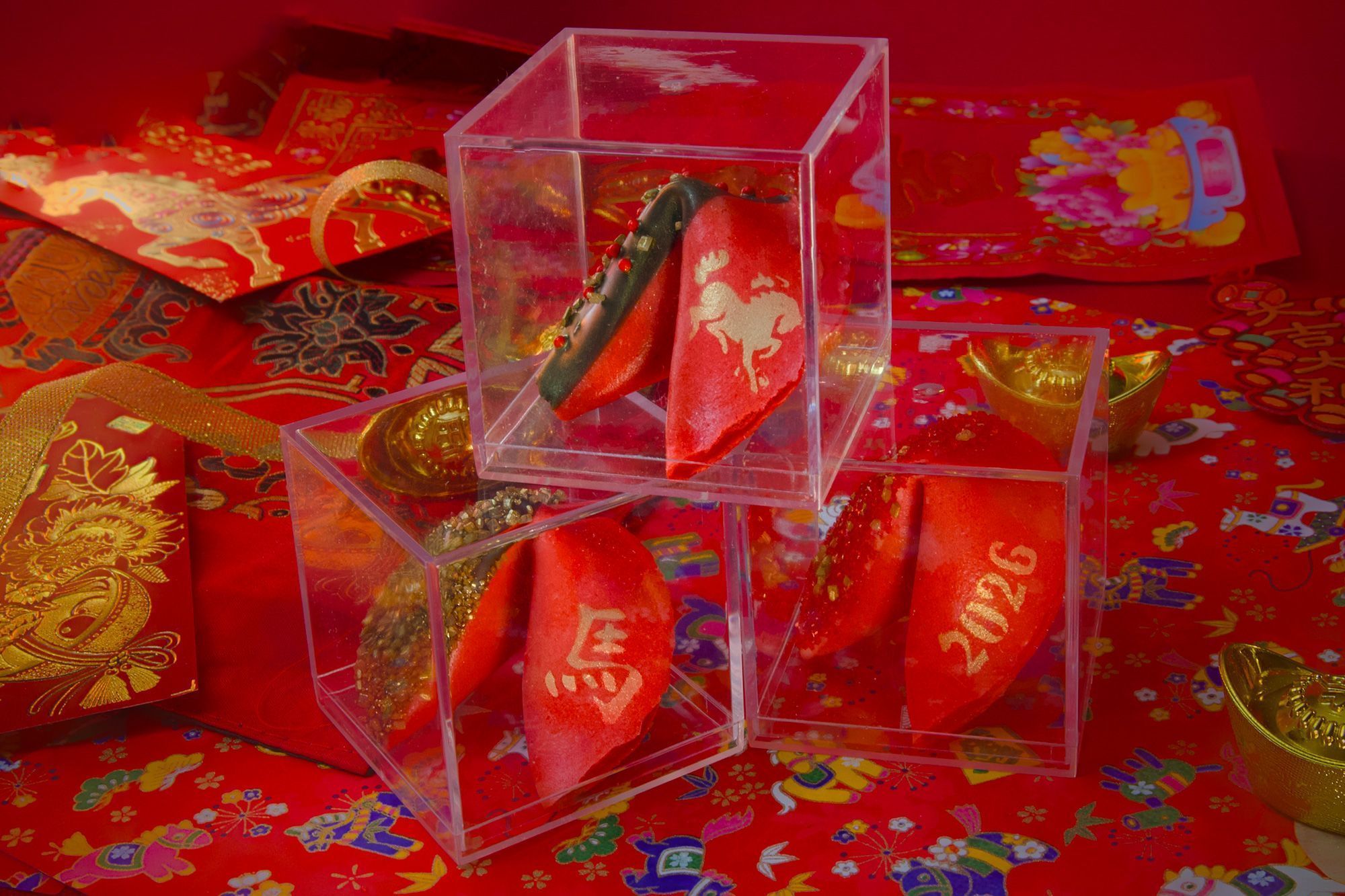 Enquanto fábricas mais antigas fecham as portas, algumas encontram maneiras de dar nova vida aos biscoitos da sorte. Estes biscoitos cobertos de chocolate, da Oakland Fortune Factory, apresentam um tema do Ano-Novo Lunar de 2026 • Oakland Fortune via CNN Newsource