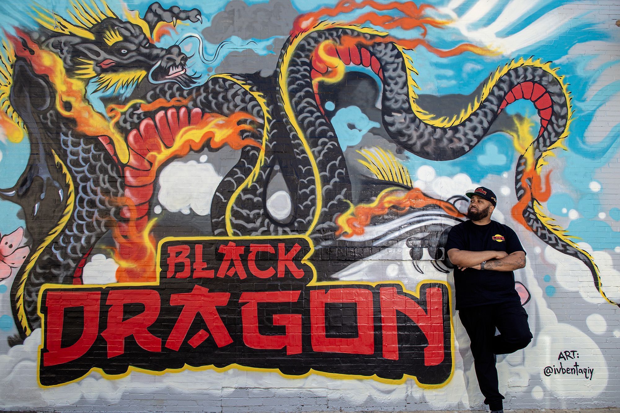 Kurt Evans, conhecido por seu trabalho de ativismo alimentar, inaugurou o Black Dragon em 2024, servindo culinária chinesa americana negra • Kyron Ryals via CNN Newsource