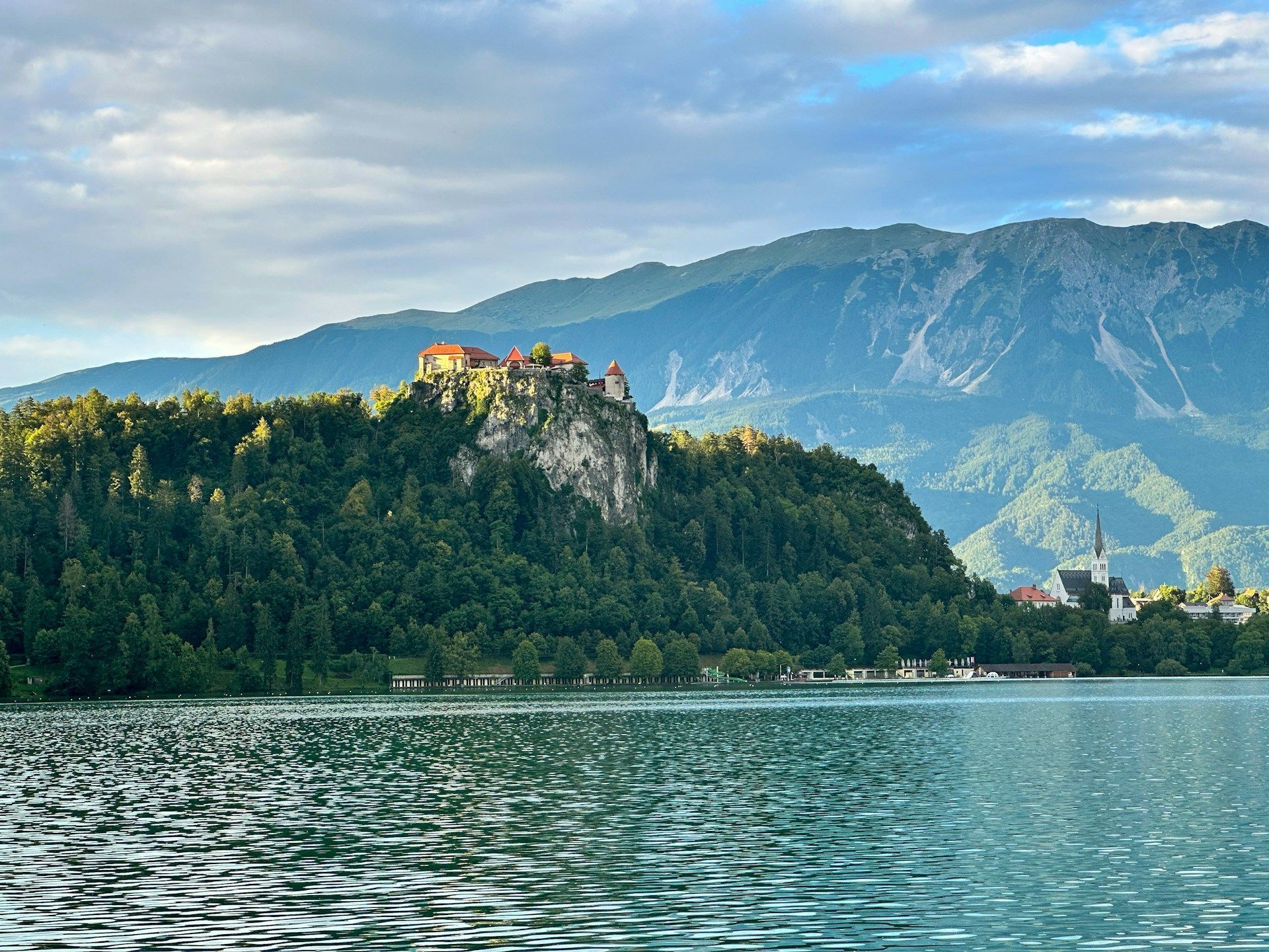 Castelo de Bled tem história milenar e passou por várias reconstruções • Foto de János Vermes na Unsplash
