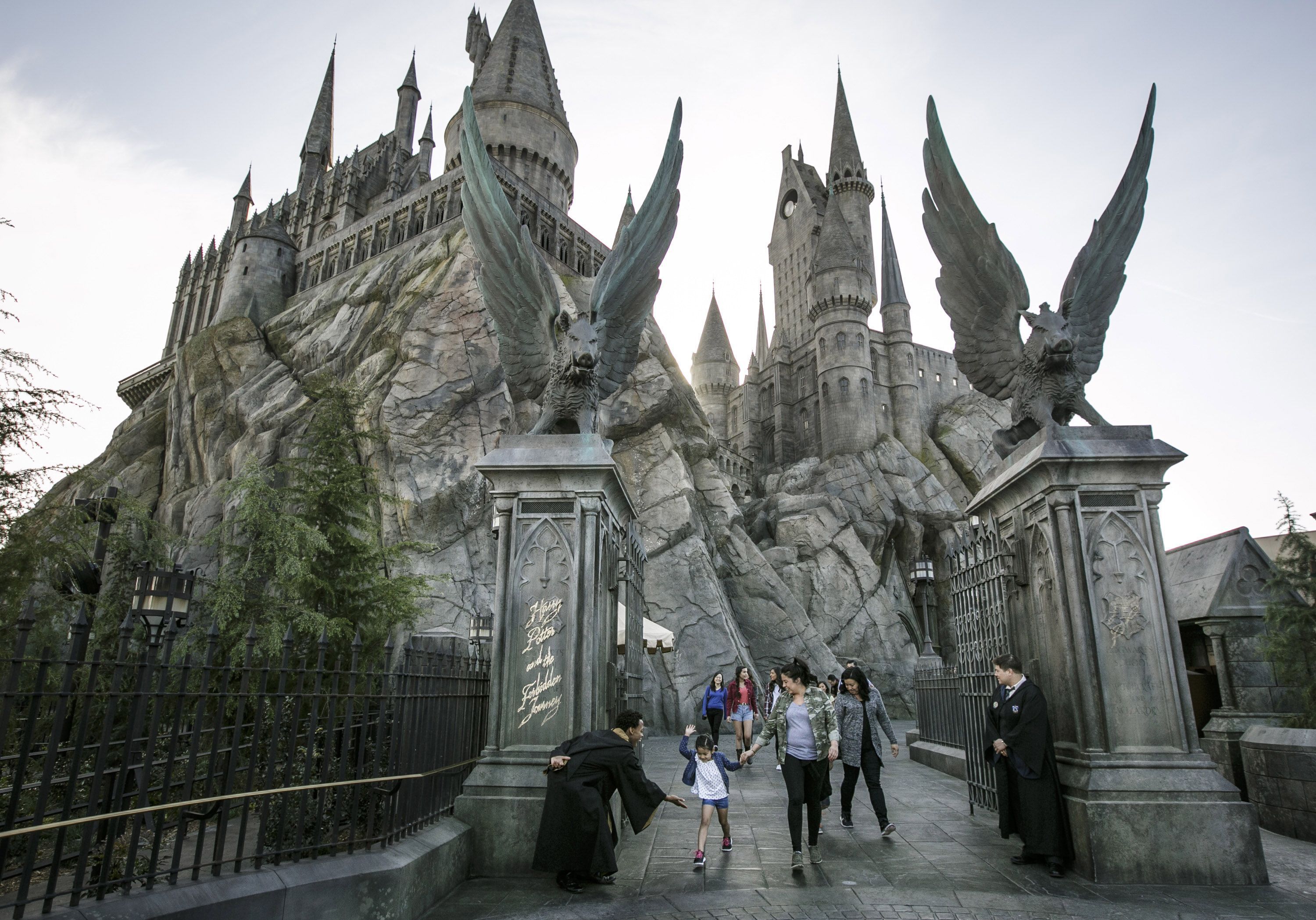 Entrada para o Castelo de Hogwarts e para a atração "Harry Potter e a Jornada Proibida" - WWoHP no Universal Studios Hollywood.