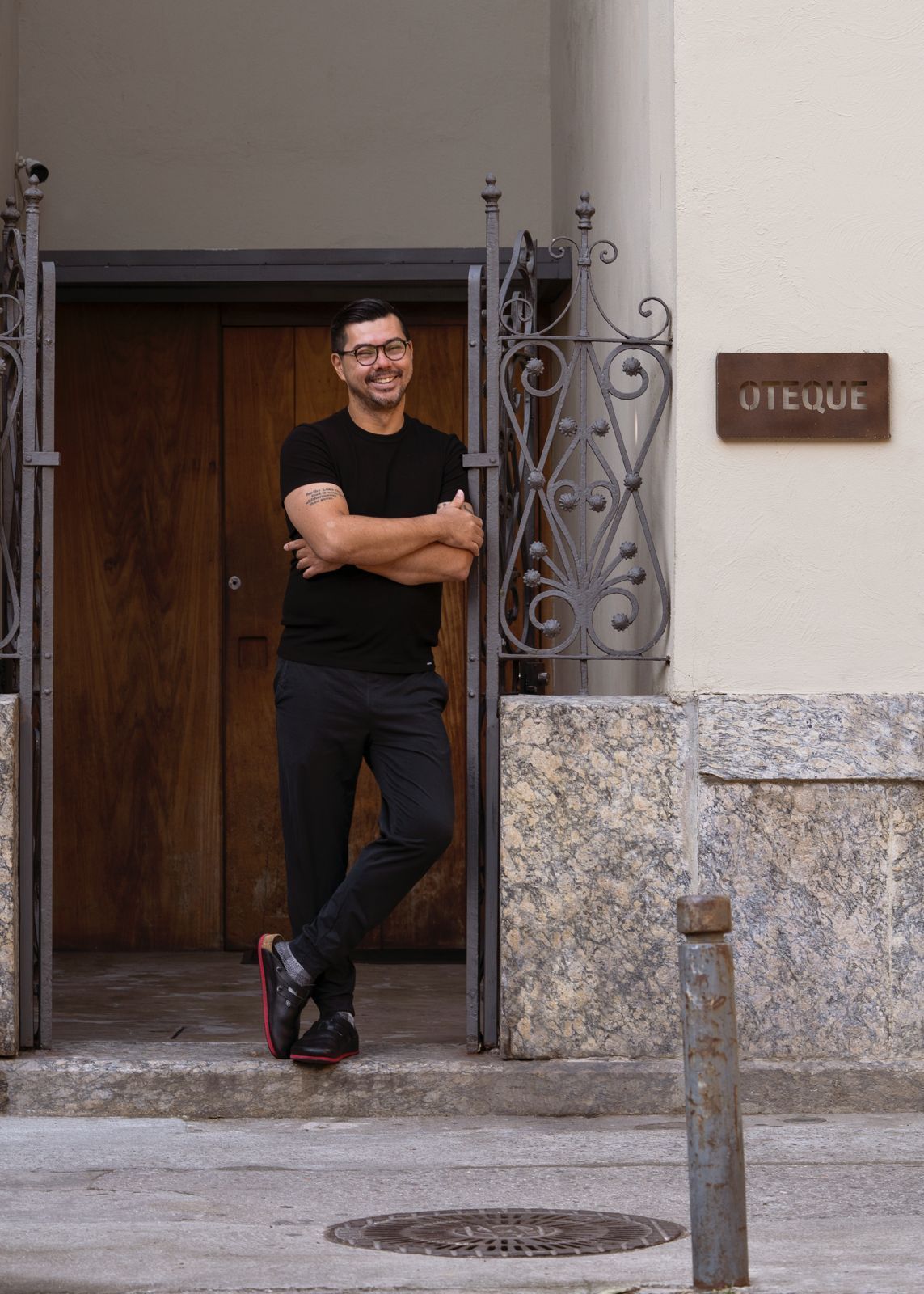 Chef Alberto Landgraf em frente ao Oteque • Divulgação