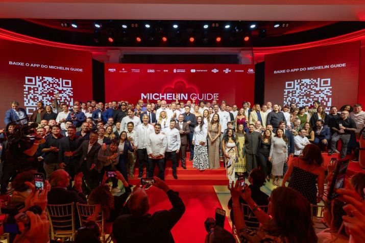 Chefs no palco da cerimônia do Guia Michelin Rio e São Paulo 2026 • Divulgação