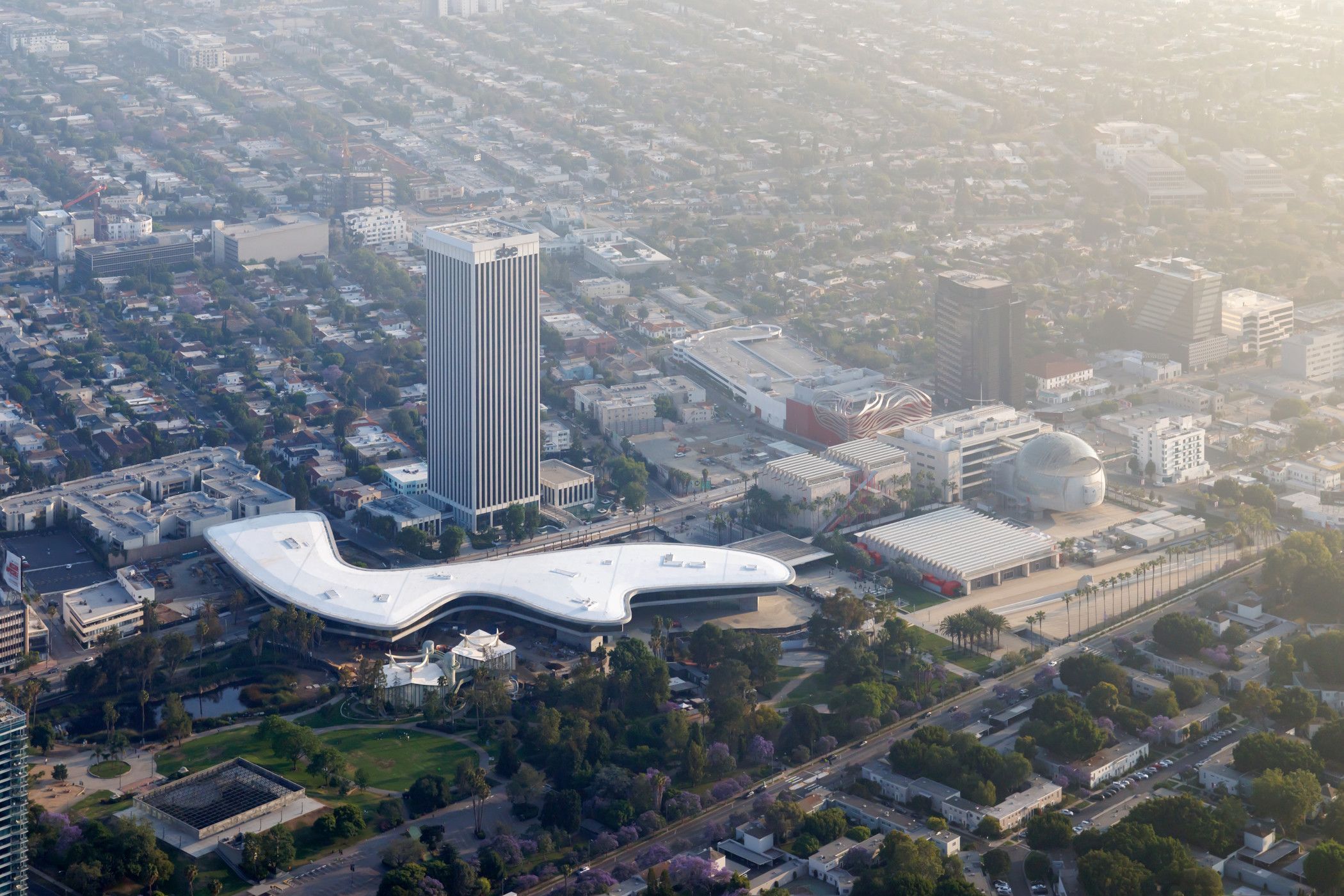 Vista aérea dos edifícios do LACMA, incluindo as David Geffen Galleries • © Iwan Baan