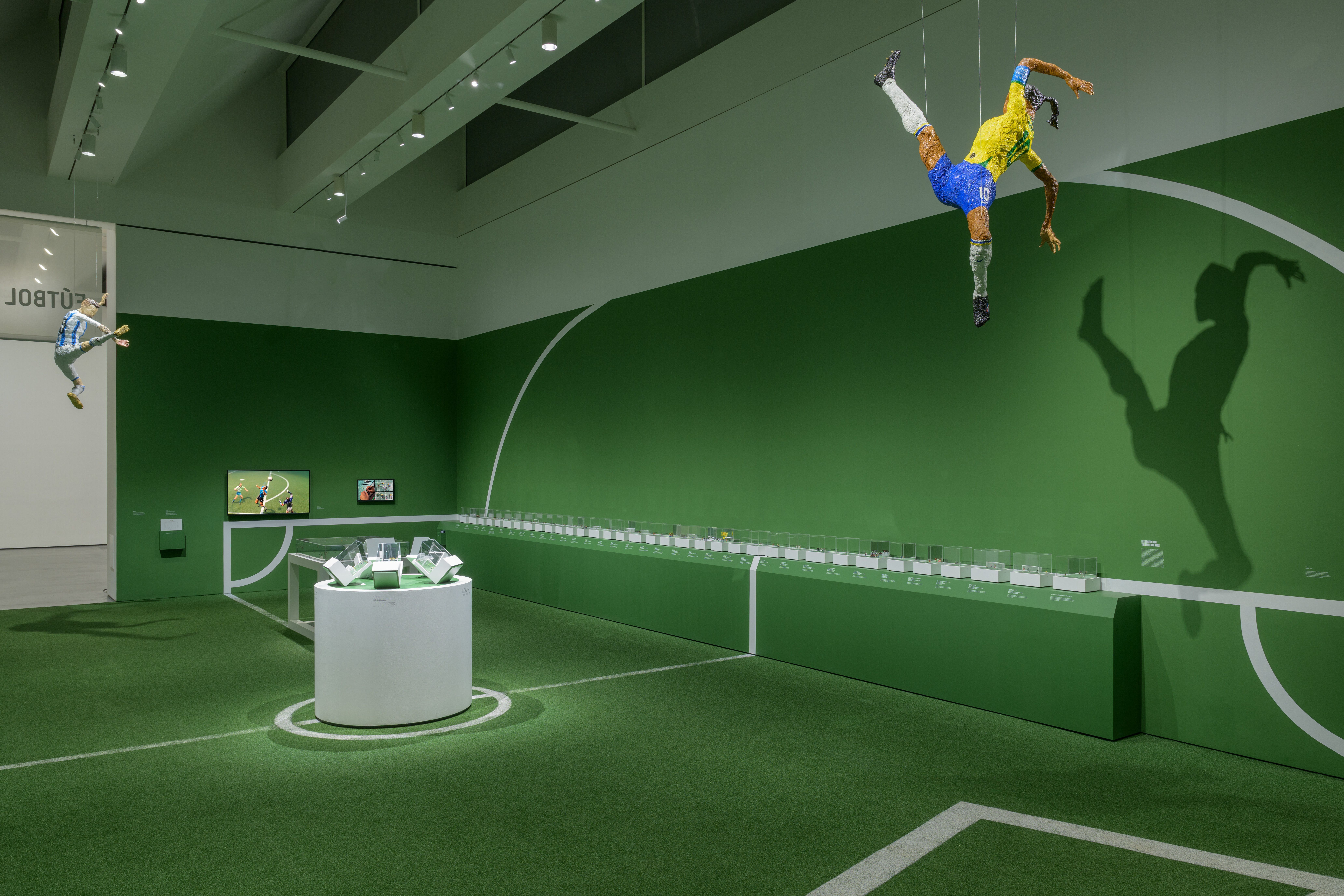 Foto da instalação "Fútbol Is Life: Animated Sportraits", de Lyndon J. Barrois, Sr., no Los Angeles County Museum of Art, de 15 de fevereiro a 12 de julho de 2026 • © Museum Associates/LACMA, por Jonathan Urban