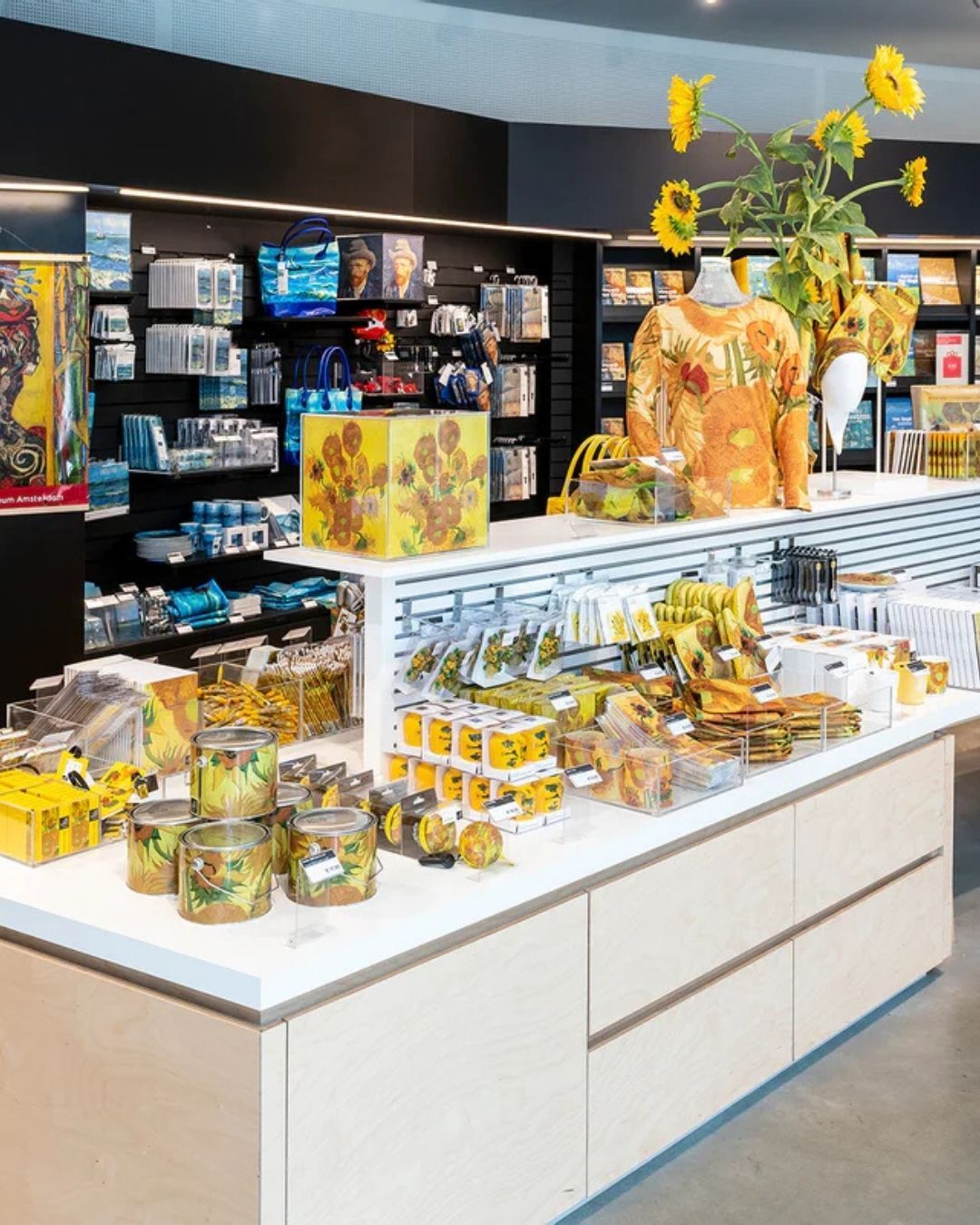 Universo visual de Van Gogh aparece em bolsas, itens de papelaria e objetos de design • Reprodução/Van Gogh Museum