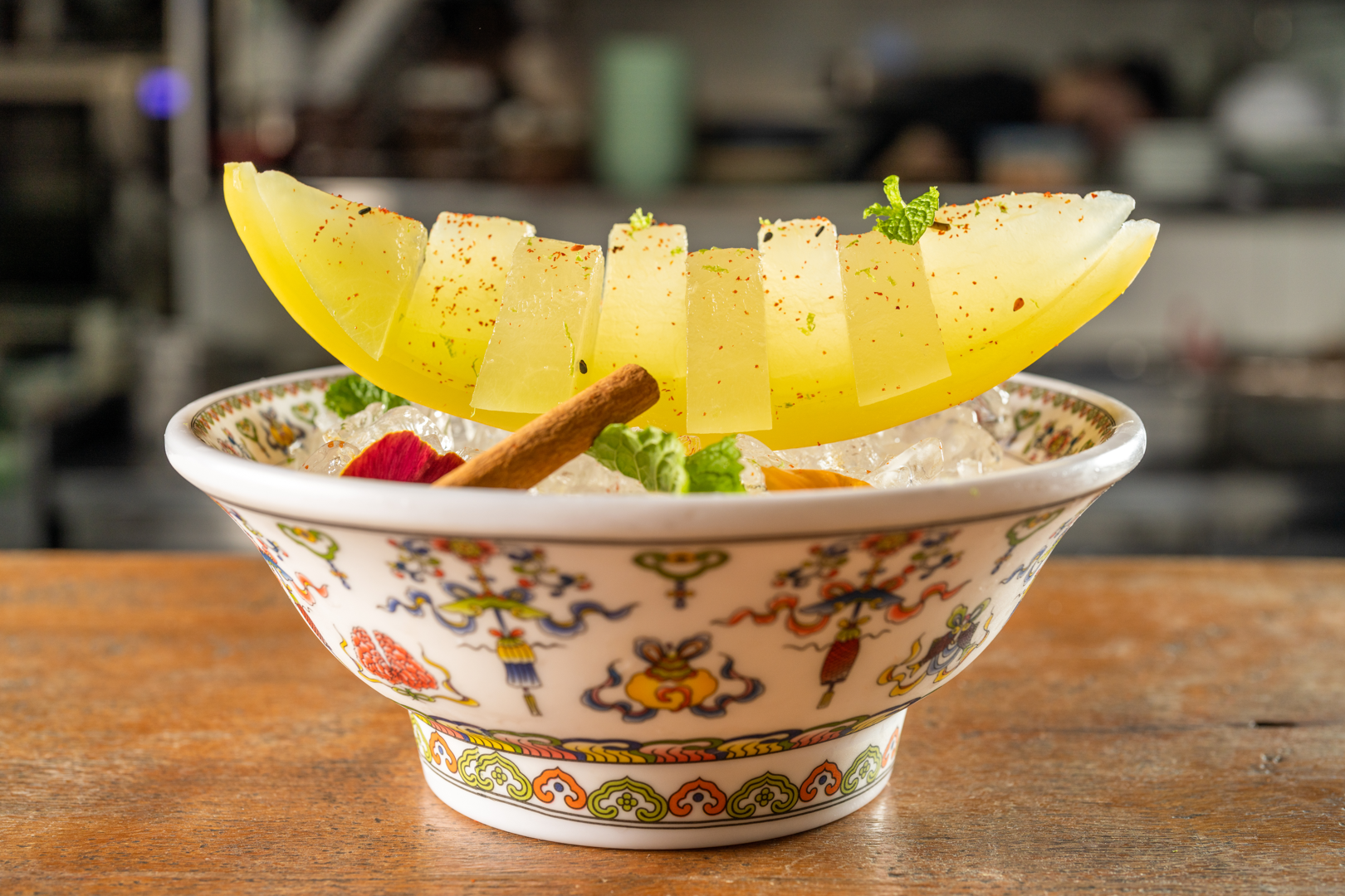 Saketini de melão, um coquetel sólido de melão impregnado em dry martini de sakê • Divulgação