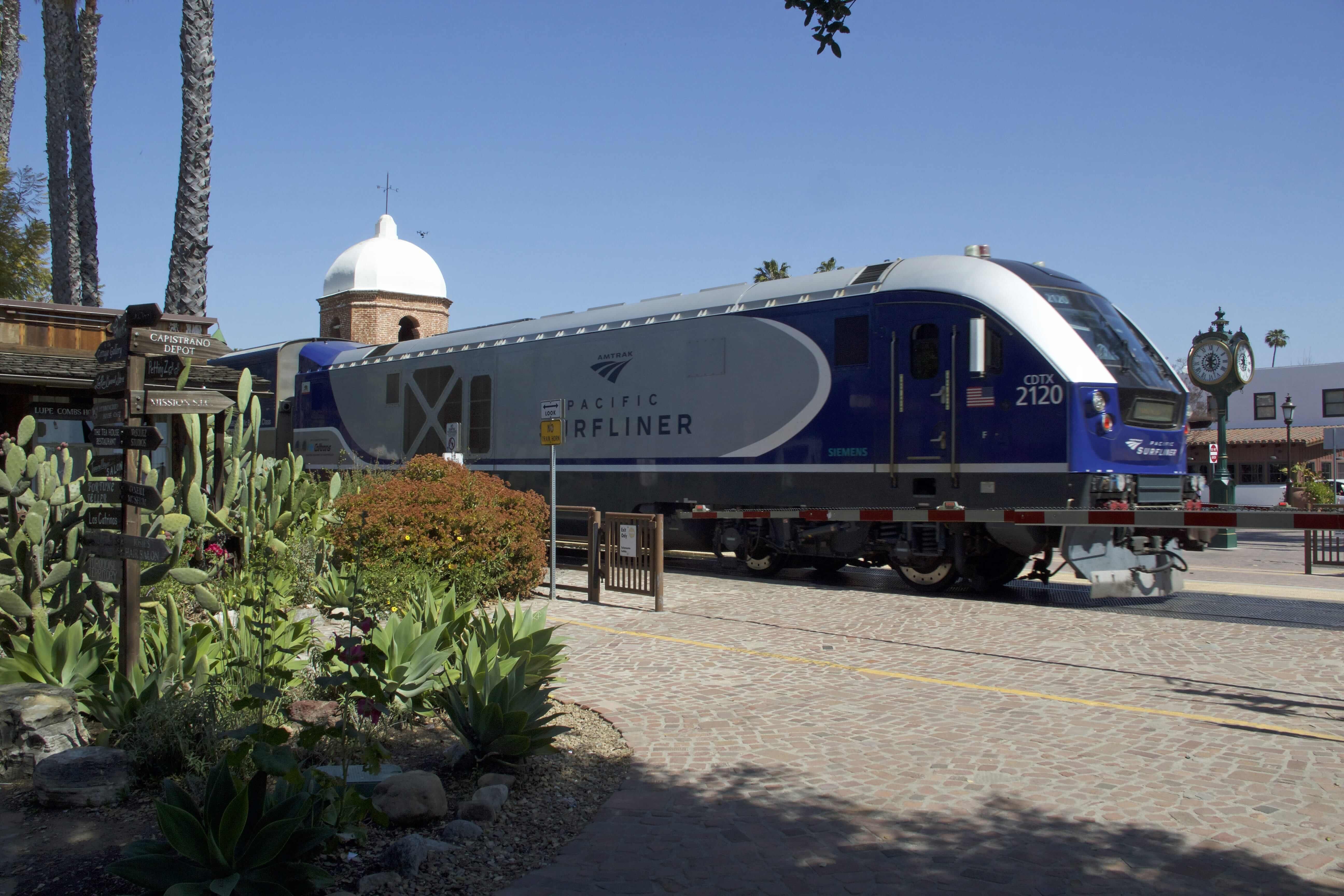 Trem usado na rota Pacific Surfliner; trajeto completo liga San Diego a San Luis Obispo • Divulgação/Amtrak