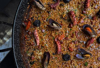 Receita de paella: aprenda a releitura sofisticada do chef Diego Carrilho