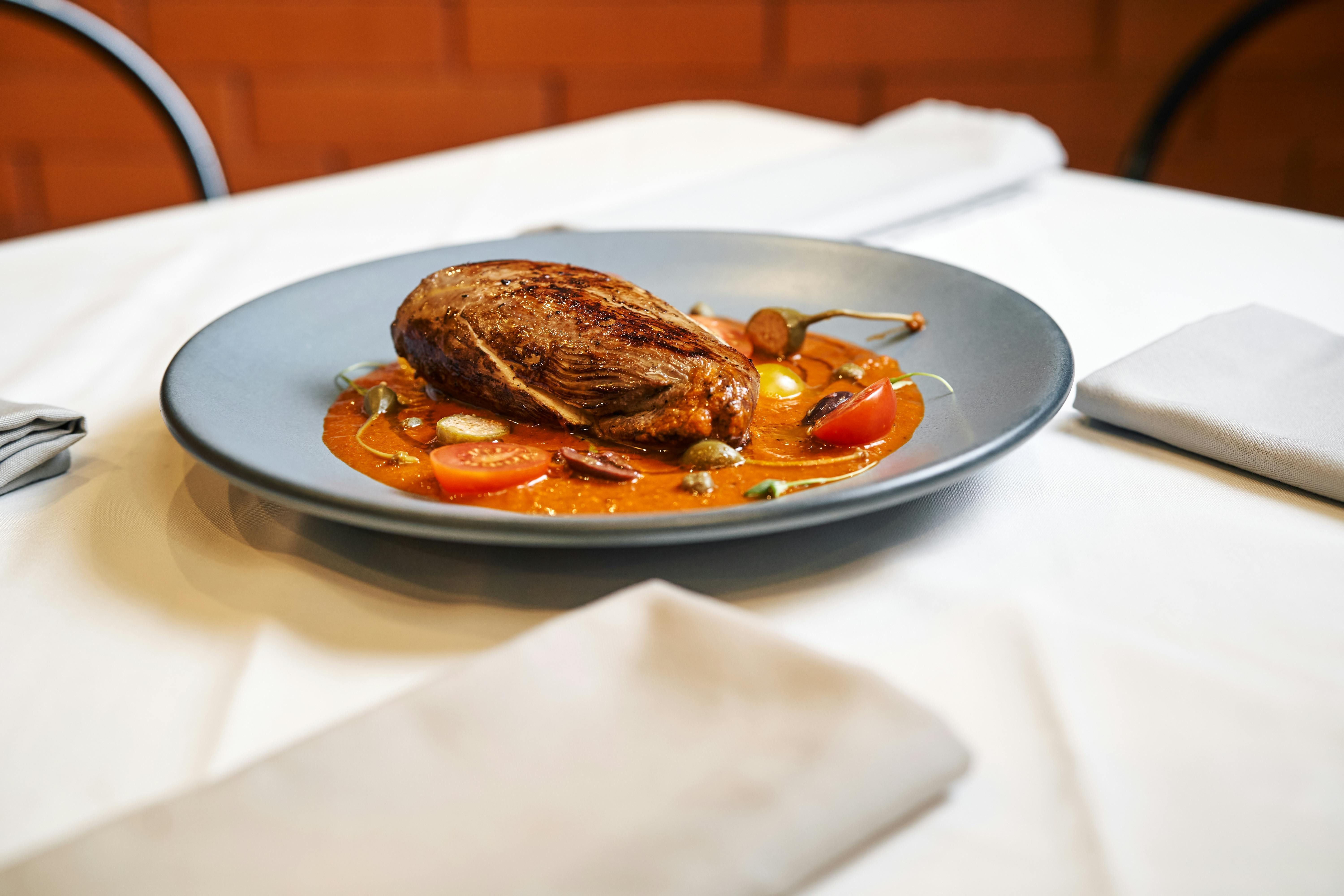 O pato cozido lentamente deixa a carne tão macia que se desprende do osso • Pexels
