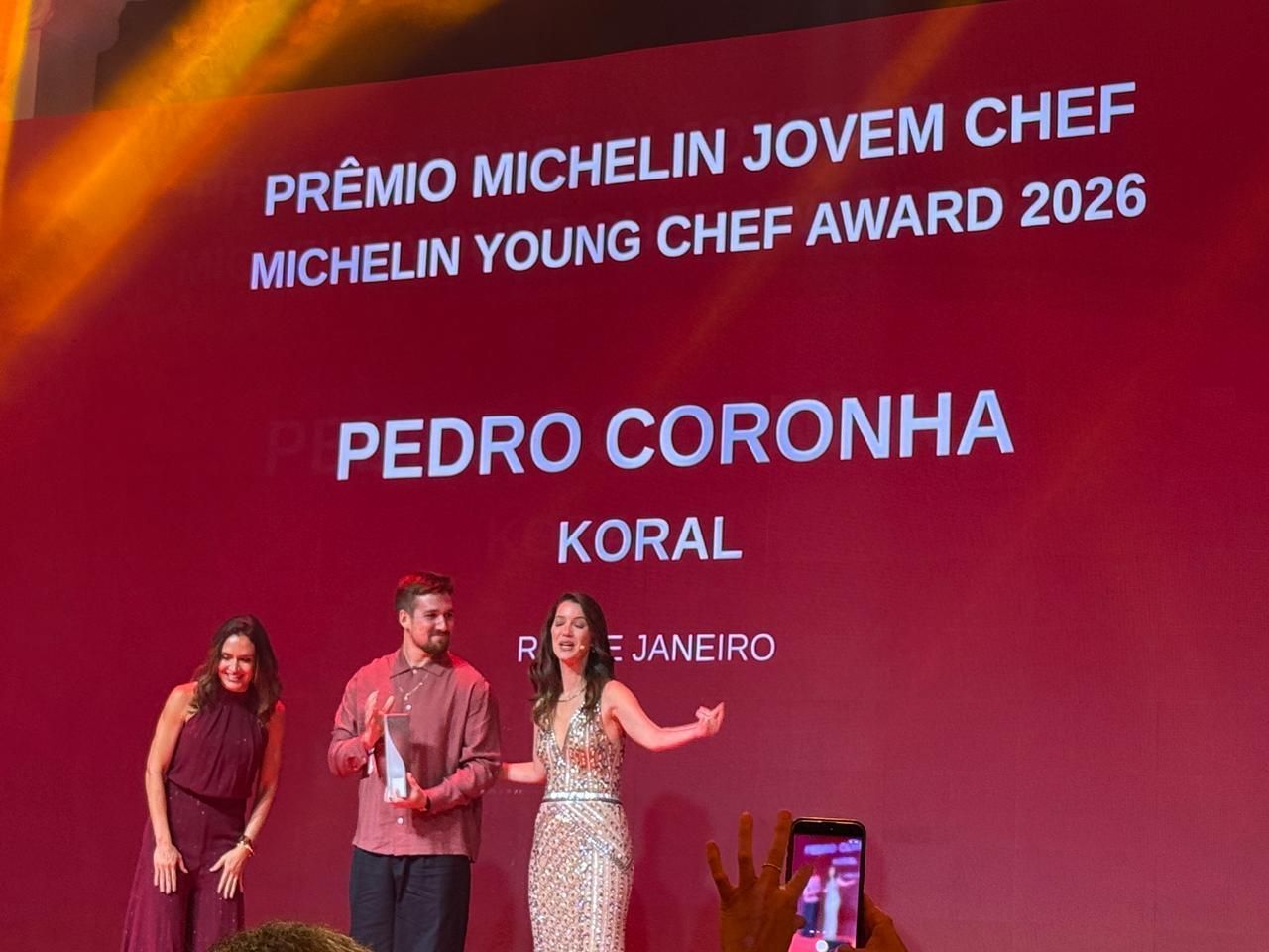 Pedro Coronha recebe o Prêmio de Jovem Chef no Guia Michelin Rio e SP 2026 • Tina Bini