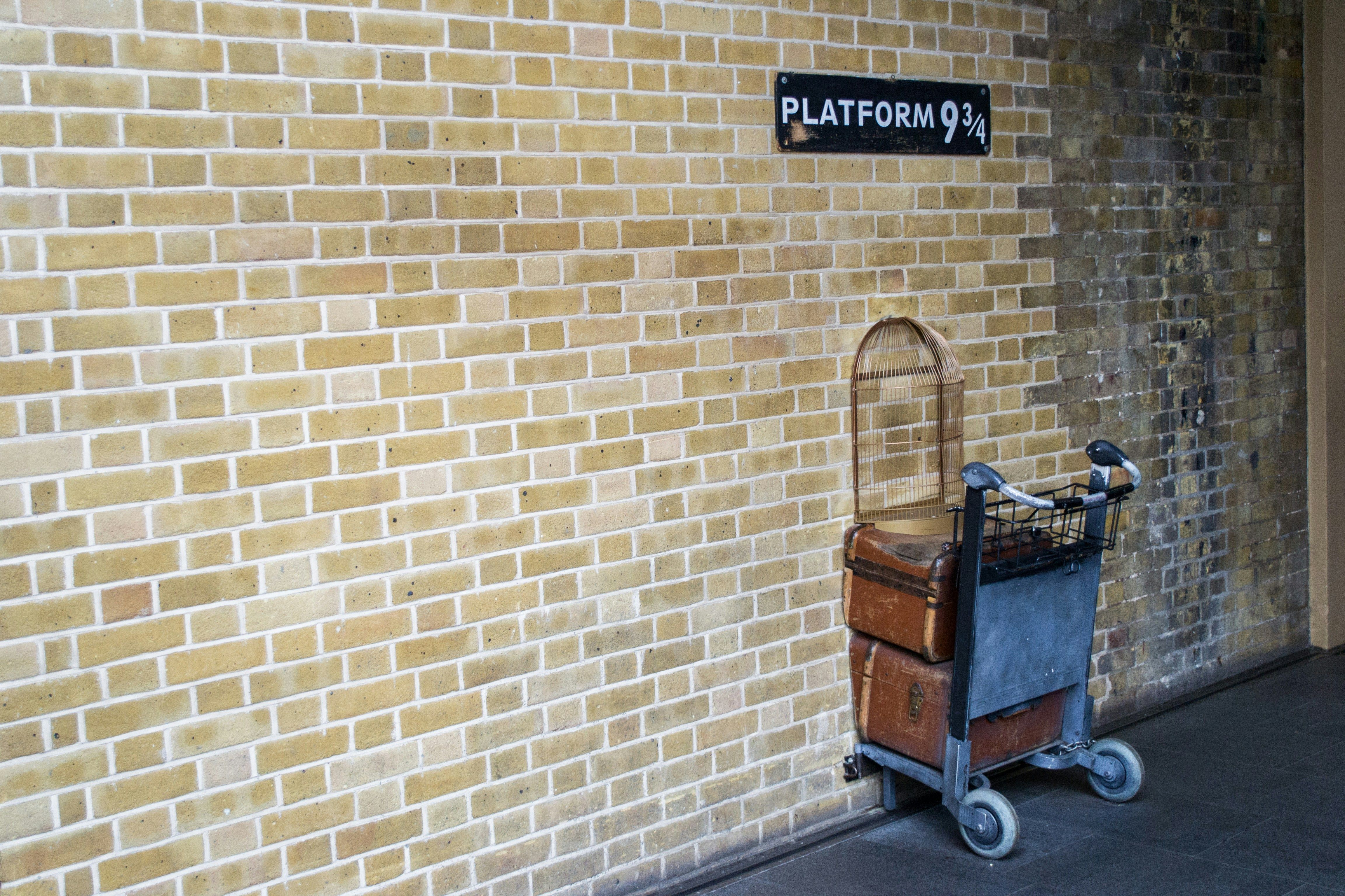 Plataforma 9¾ é usada para embarcar no fictício Expresso de Hogwarts • Unsplash