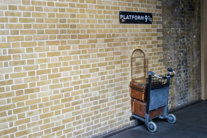 Plataforma 9¾ é usada para embarcar no fictício Expresso de Hogwarts • Unsplash