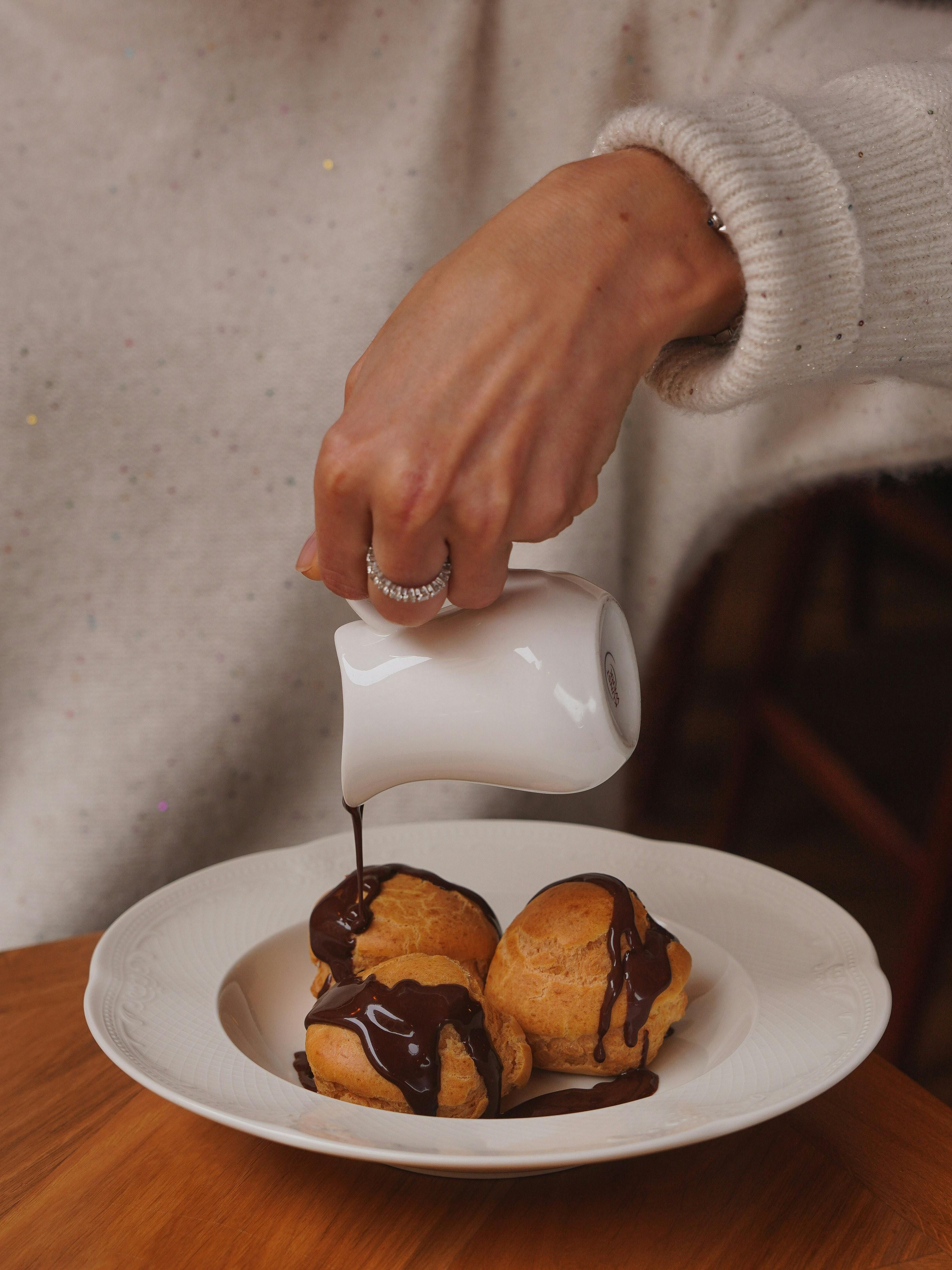 Profiteroles: o que é melhor do que uma bomba de creme? Uma bomba de creme coberta com chocolate • Pexels