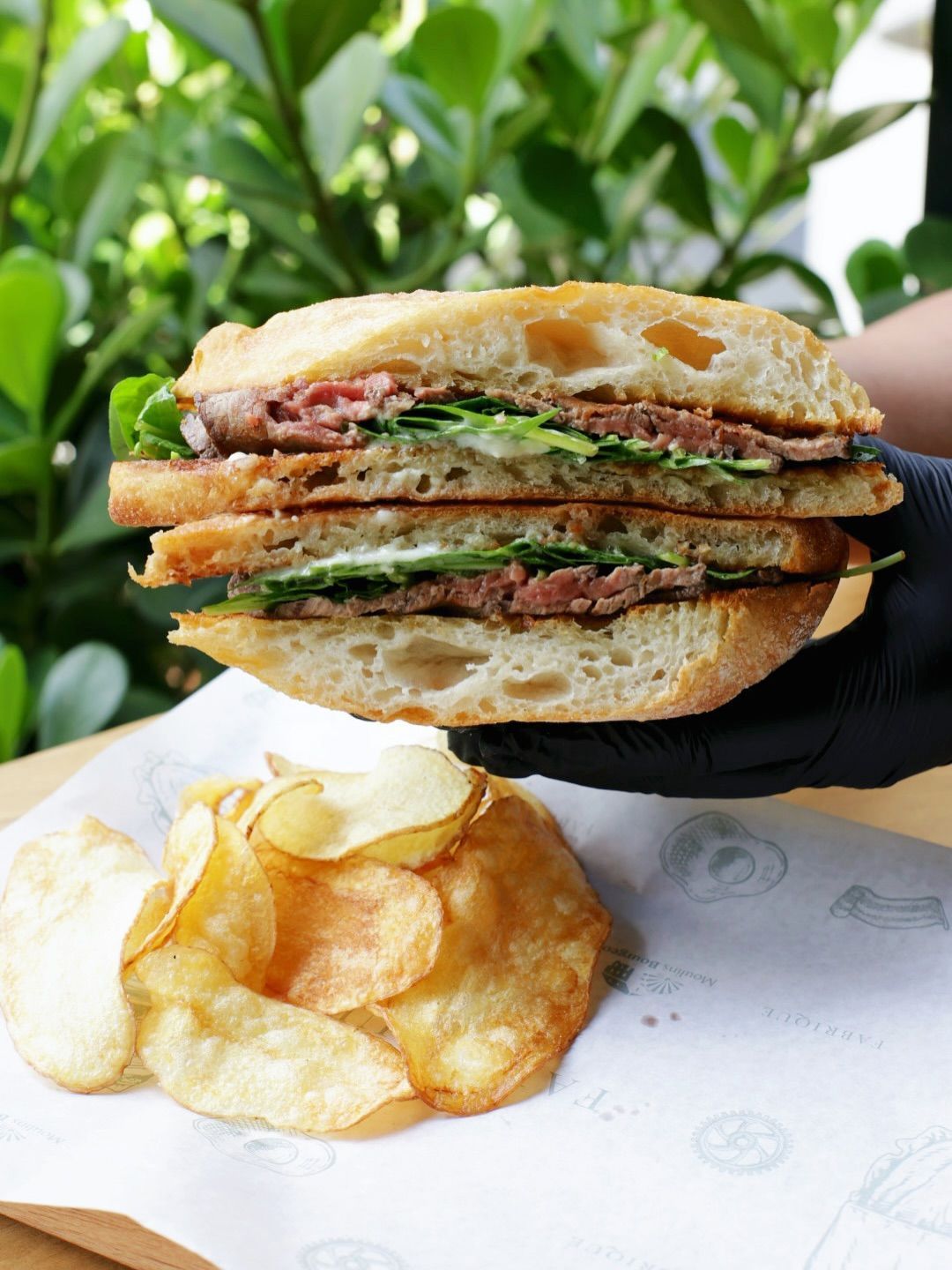 Roast beef de filé mignon marinado e assado da Fabrique • Instagram/Fabrique Pão e Café