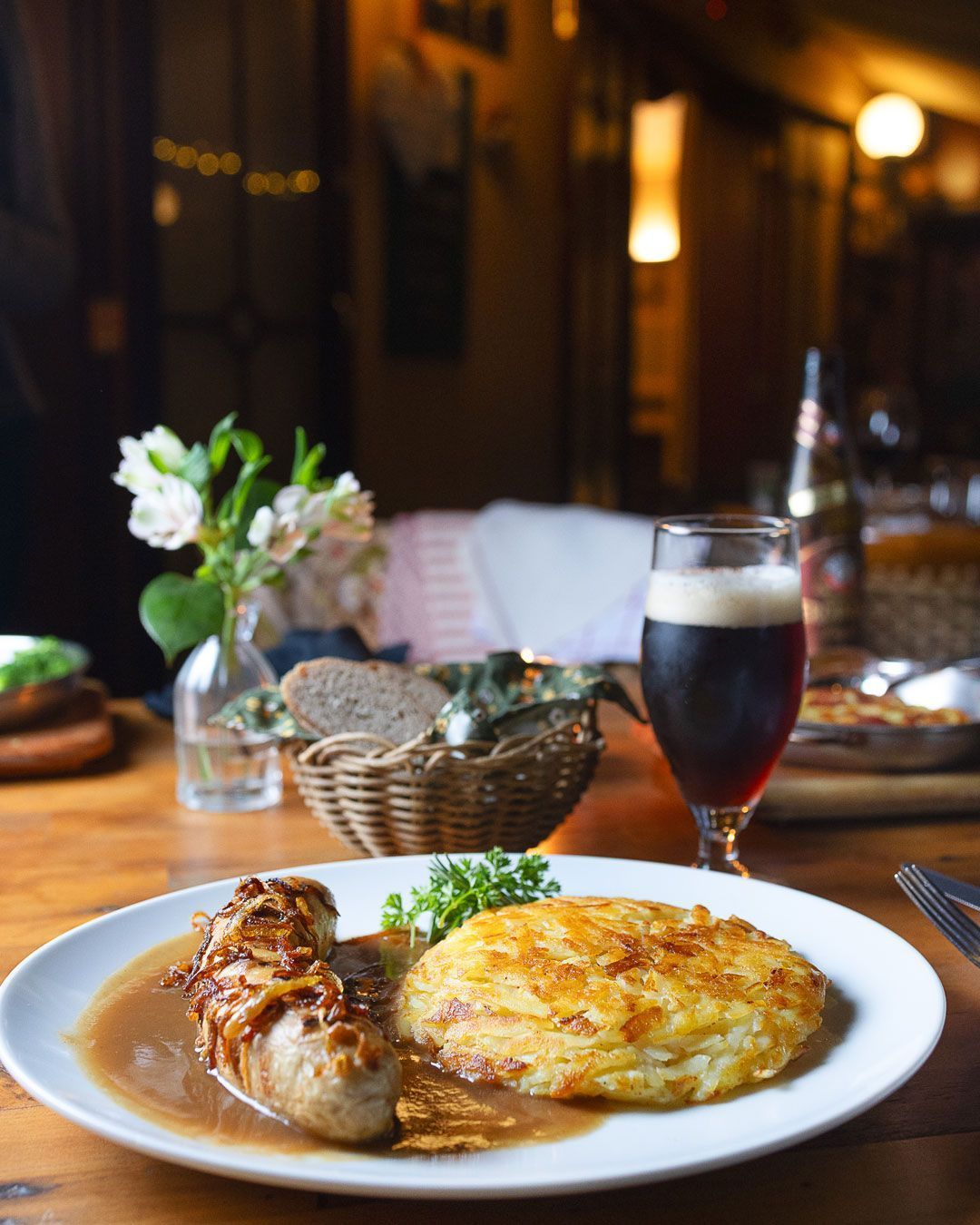 Salsichão branco de vitela acompanhado de molho de cebola tostada e Rösti • Instagram/Florina Cozinha Suíça