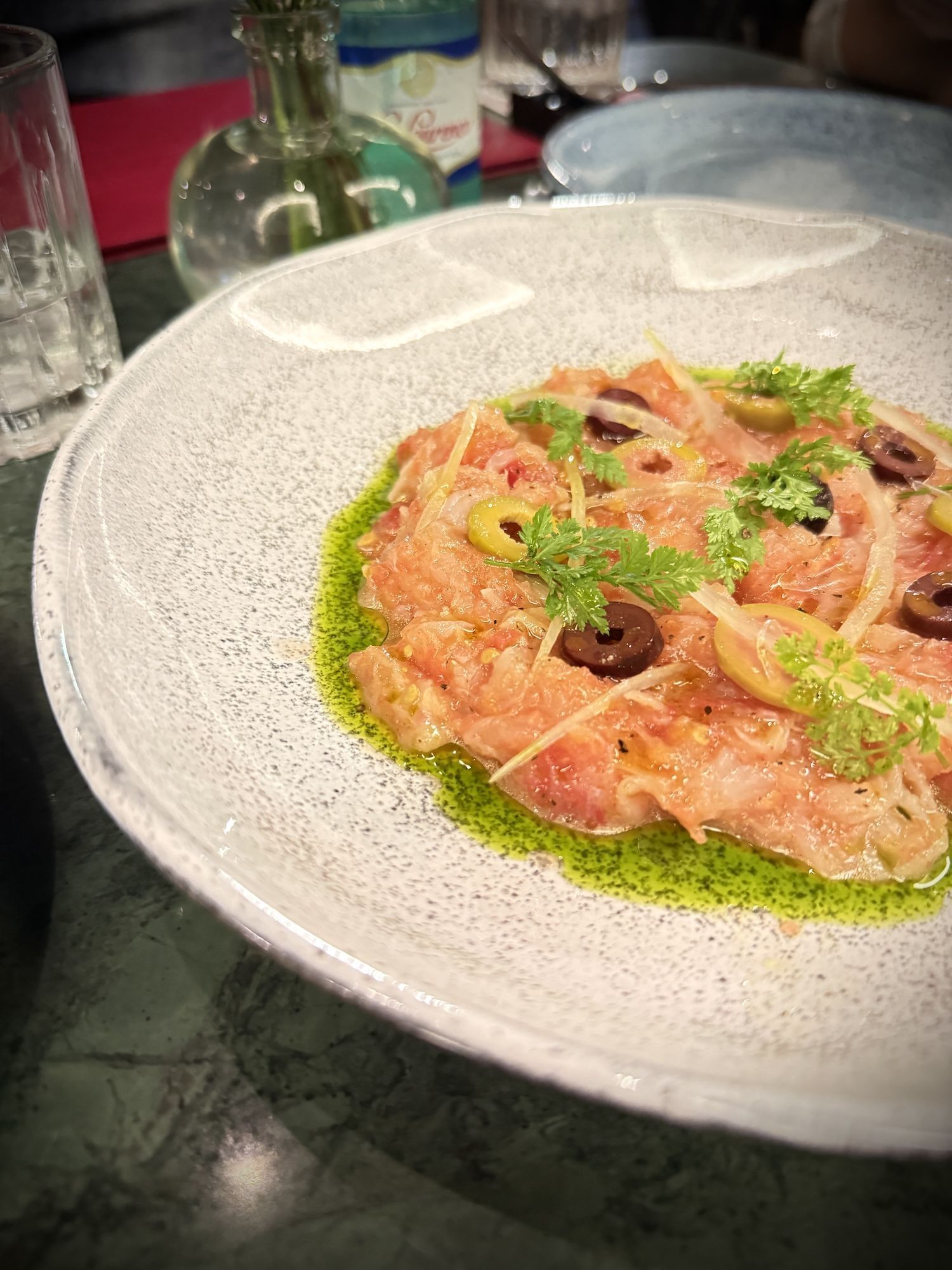 Esqueixada de bacalhau servido com tomate ralado, azeitonas e muito azeite • Tina Bini