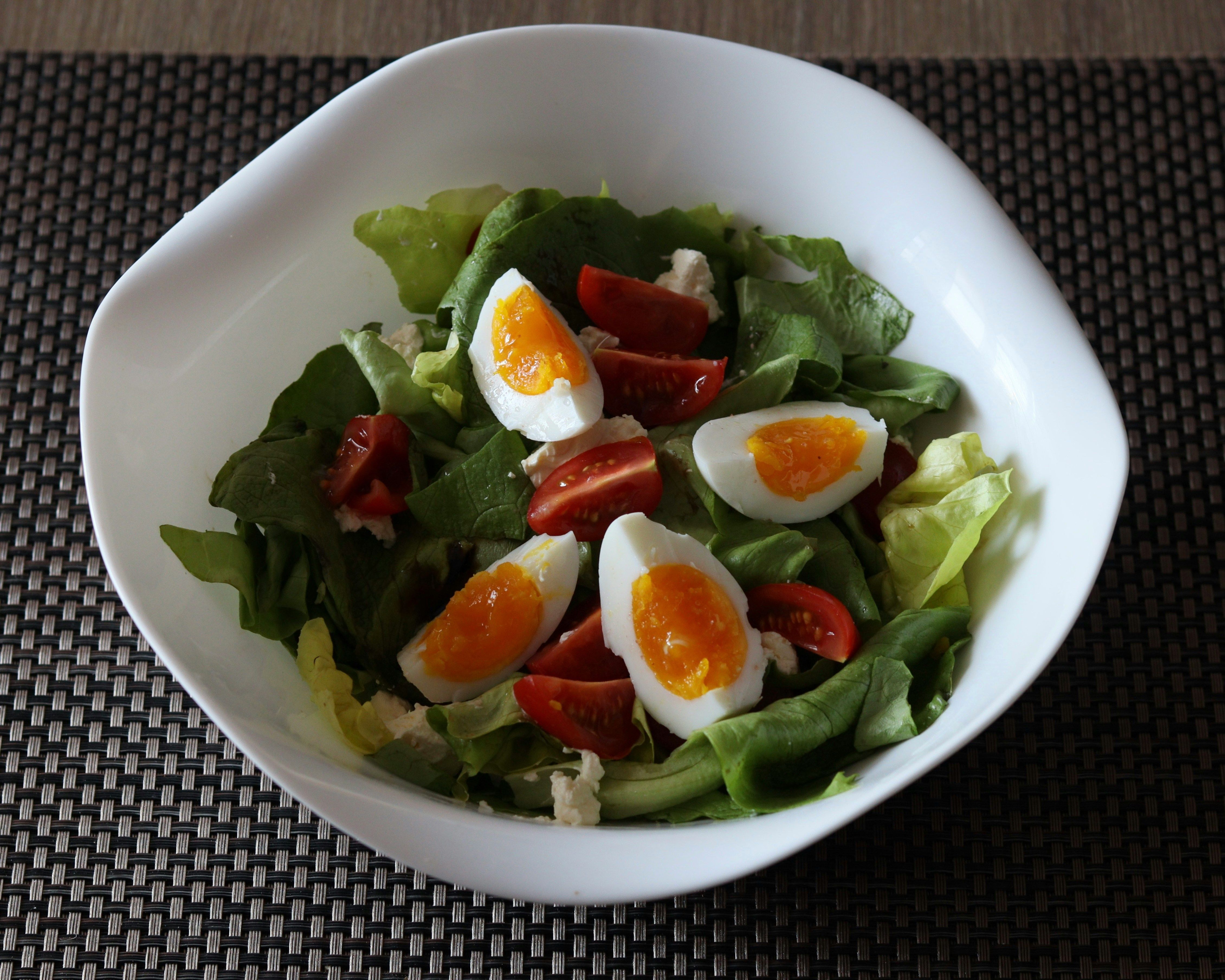 A salada niçoise é uma celebração de produtos frescos e coloridos • Unsplash