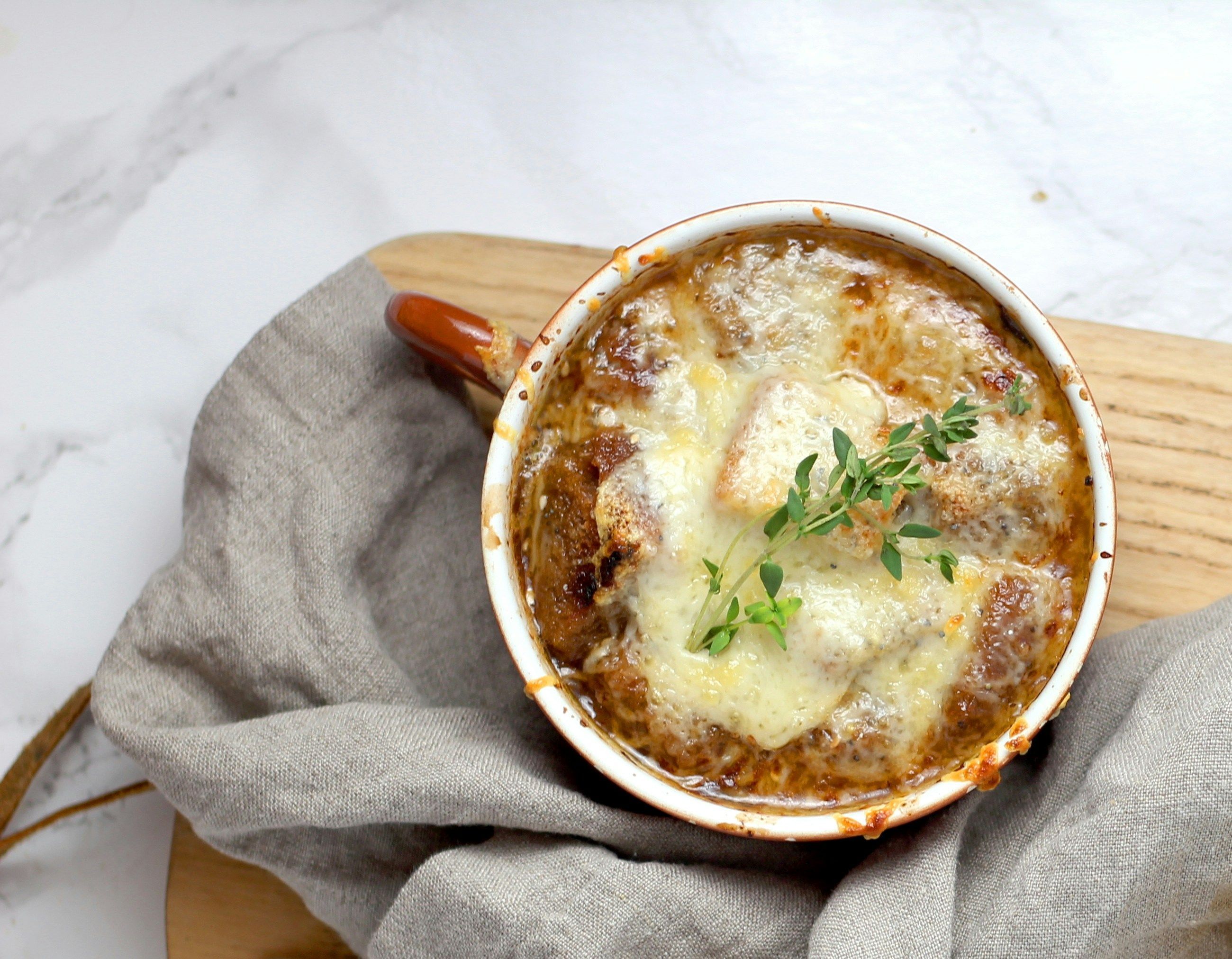 Sopa de cebola francesa: a sopa reconfortante é servida com pão e queijo derretido • Unsplash