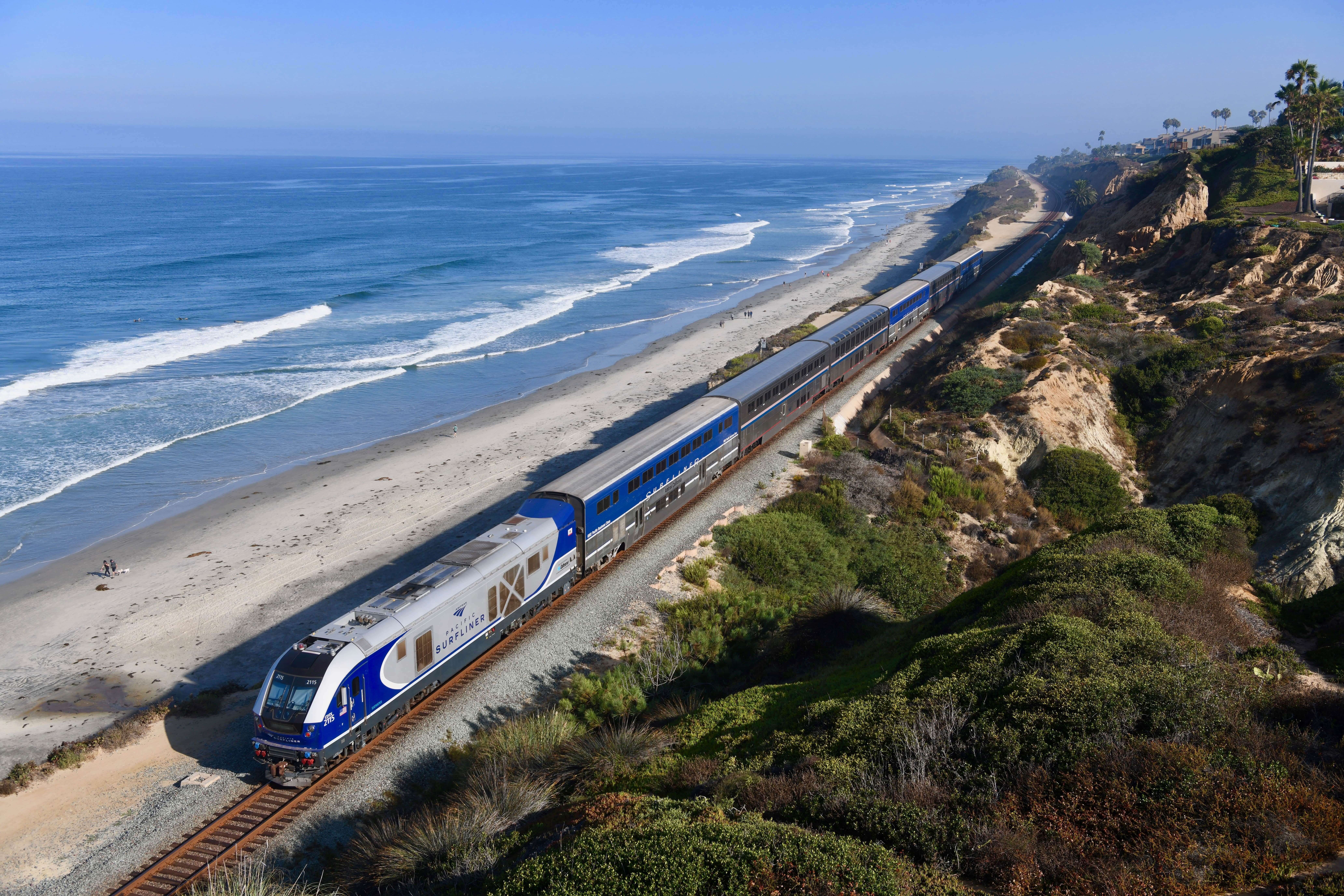 Trem Pacific Surfliner na Califórnia