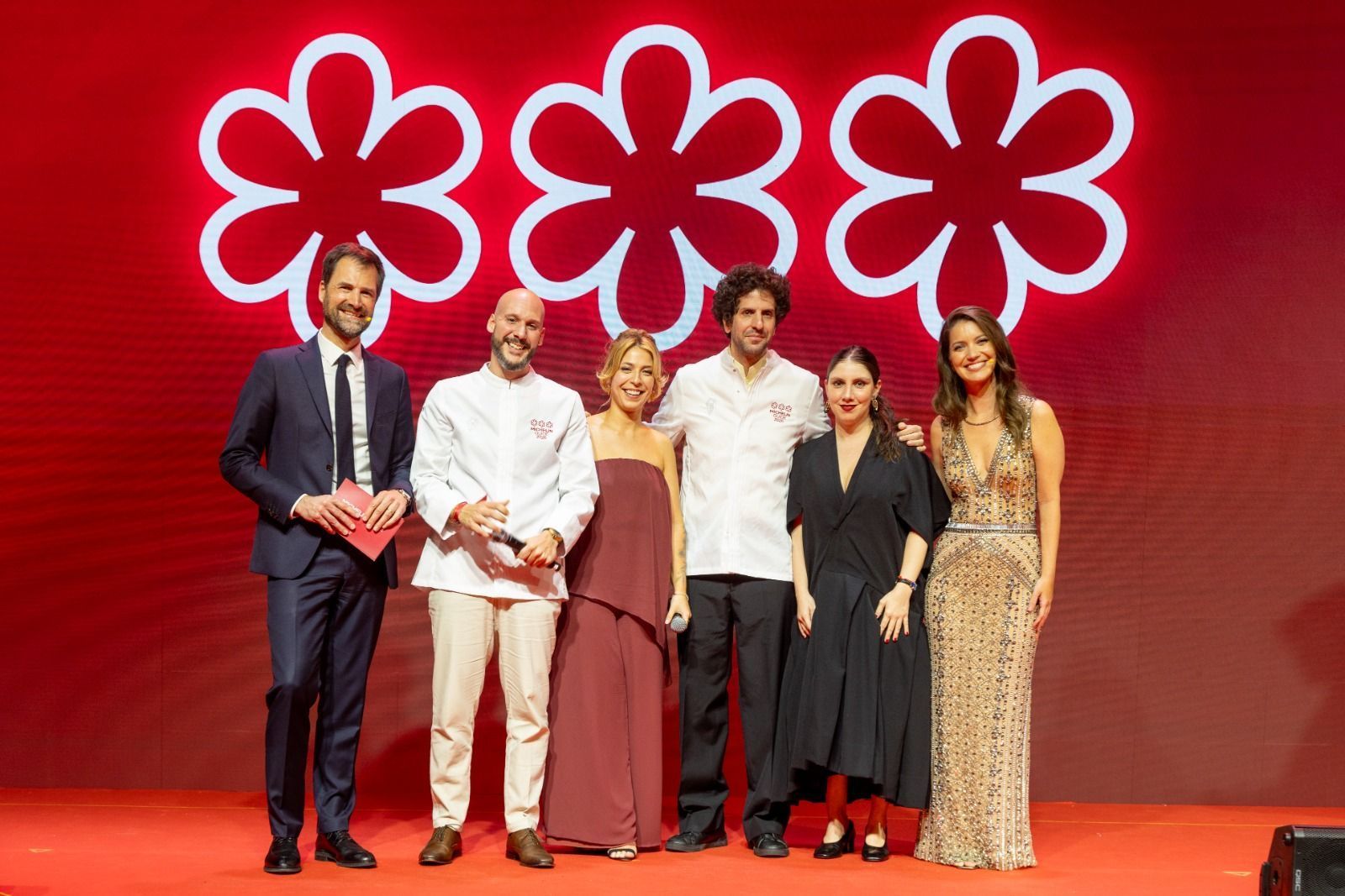 Chefs do Tuju e do Evvai sobem ao palco para receber a distinção de três estrelas no Guia Michelin Rio e São Paulo 2026