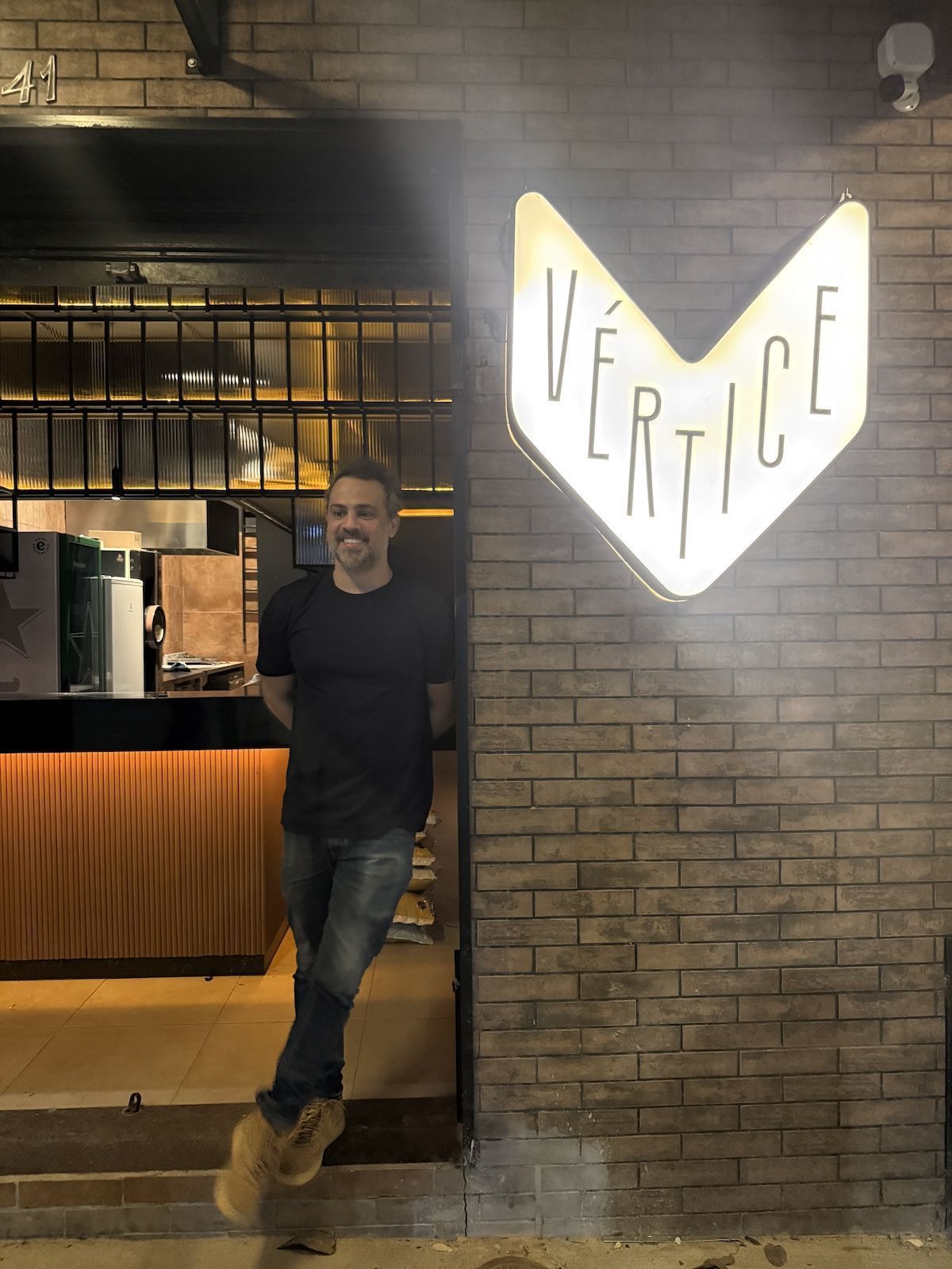Guilherme em frente ao Vértice, bar de coquetelaria que abre nas próximas semanas, na mesma rua onde ficam seus outros dois restaurantes • Tina Bini