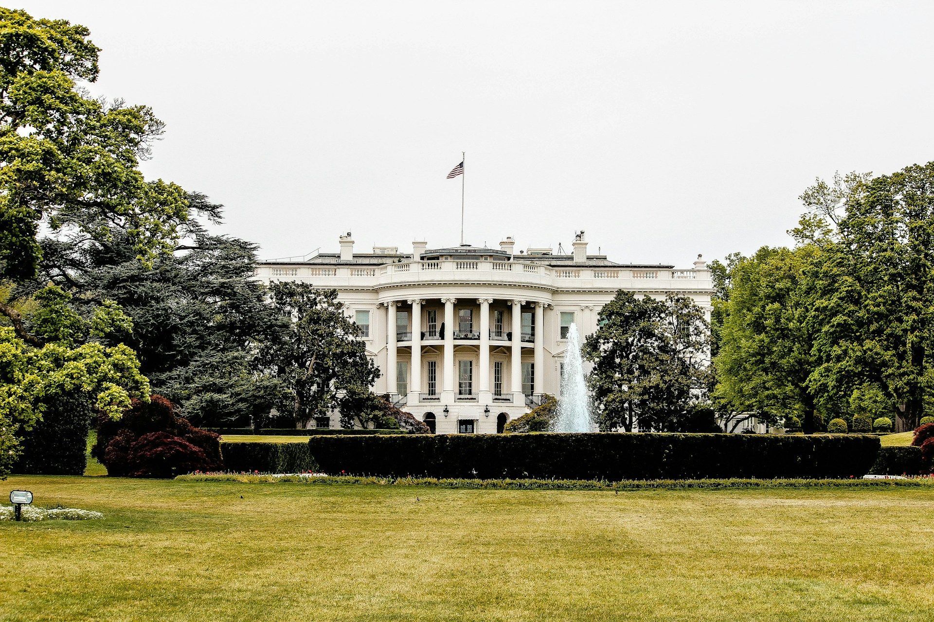 A Casa Branca é a residência oficial do presidente dos Estados Unidos • Unsplash